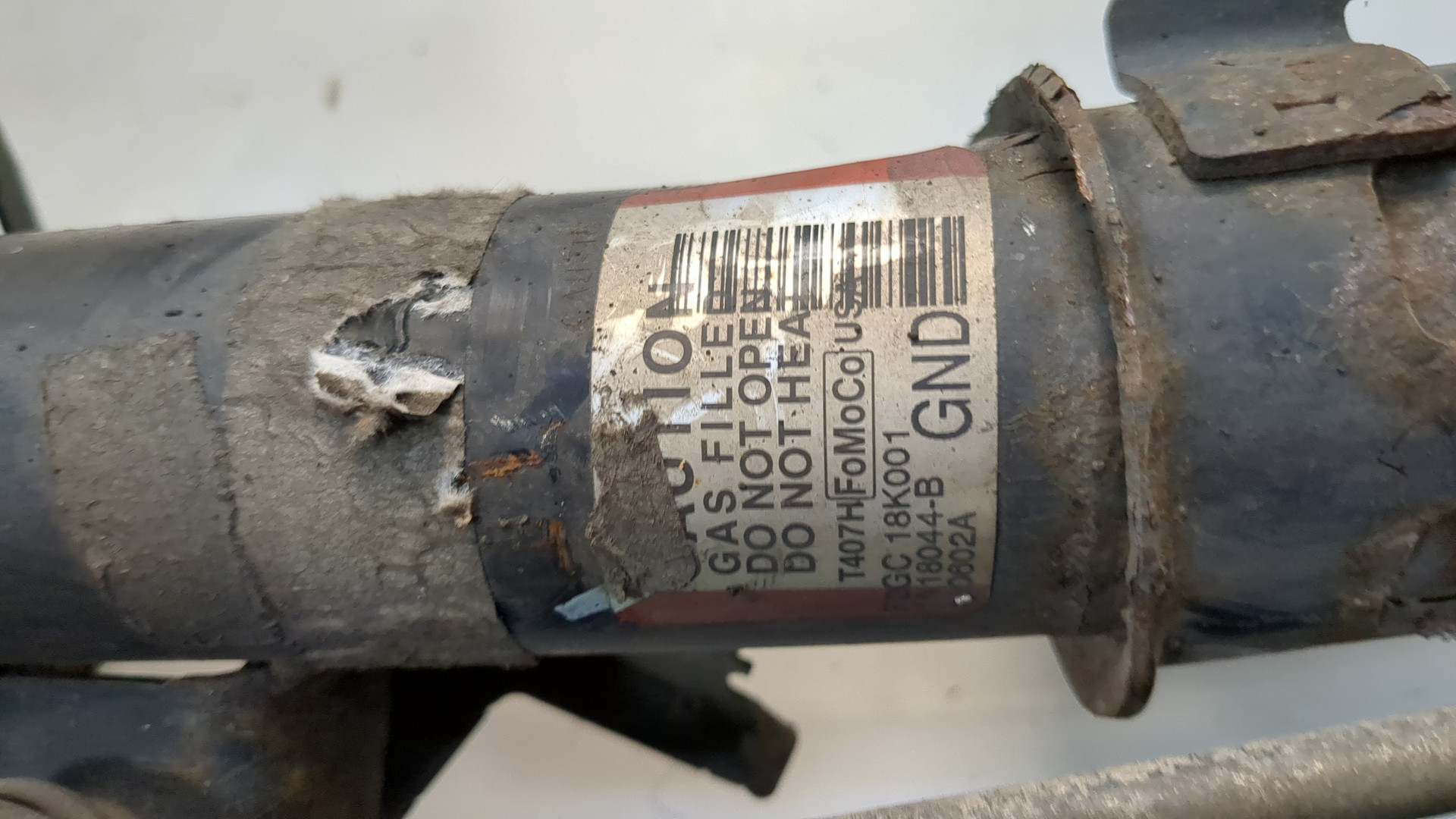 Амортизатор передний левый