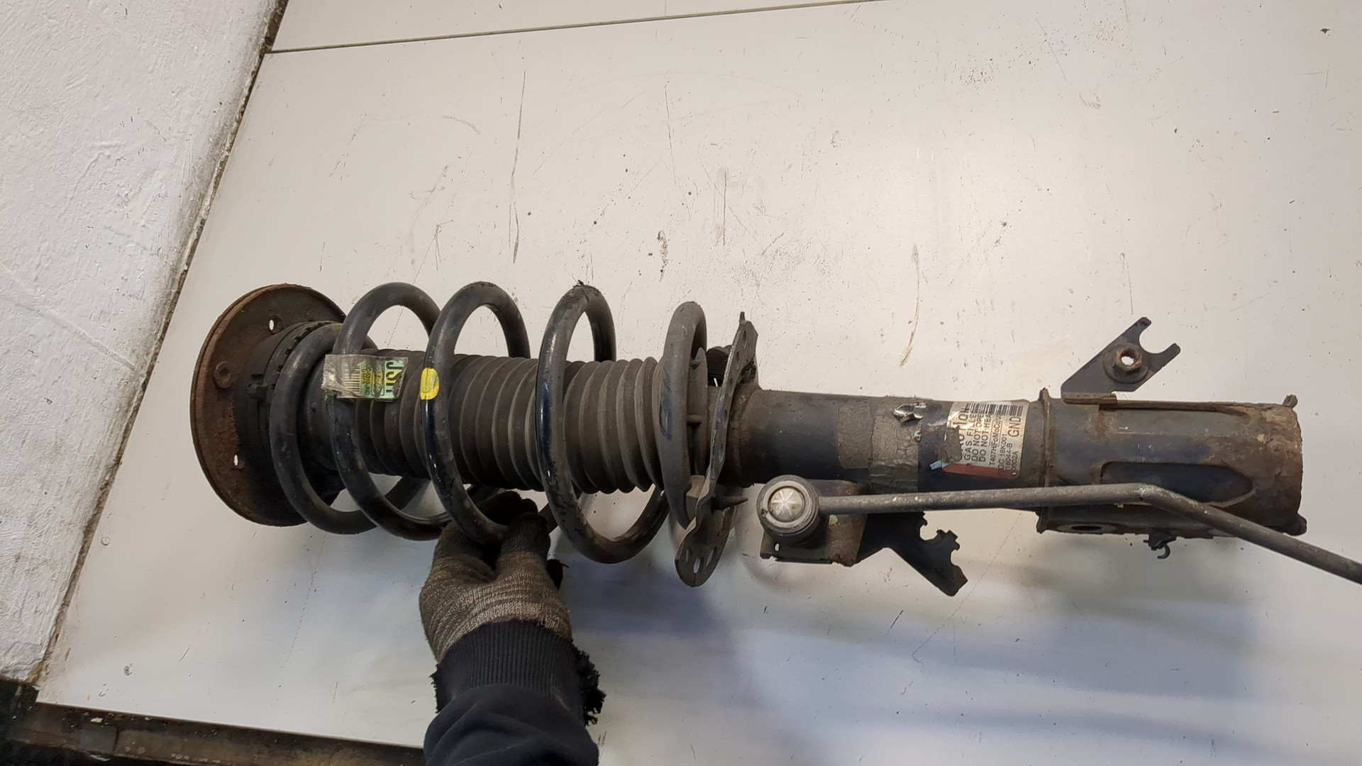 Амортизатор передний левый