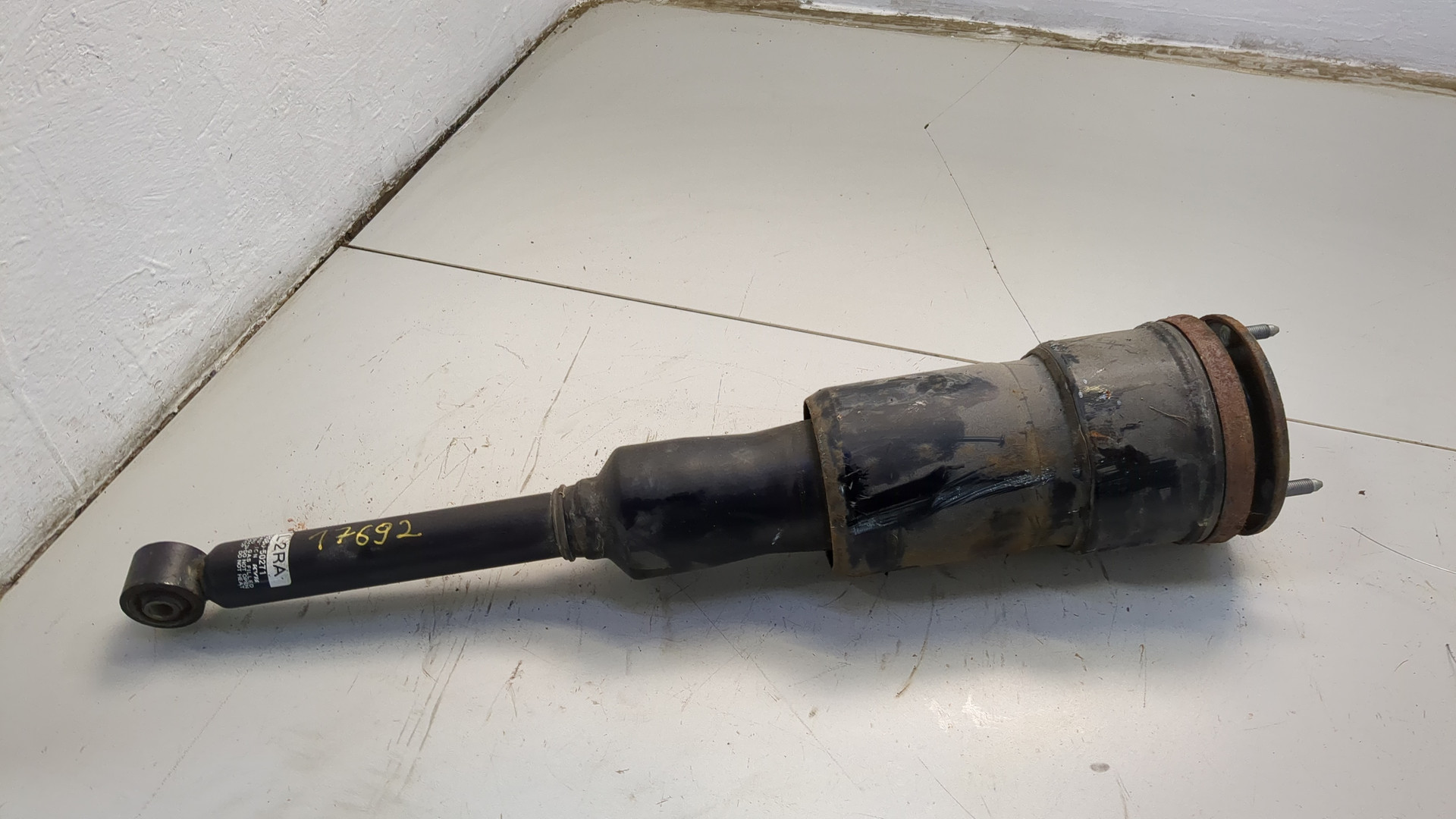 Амортизатор задний правый