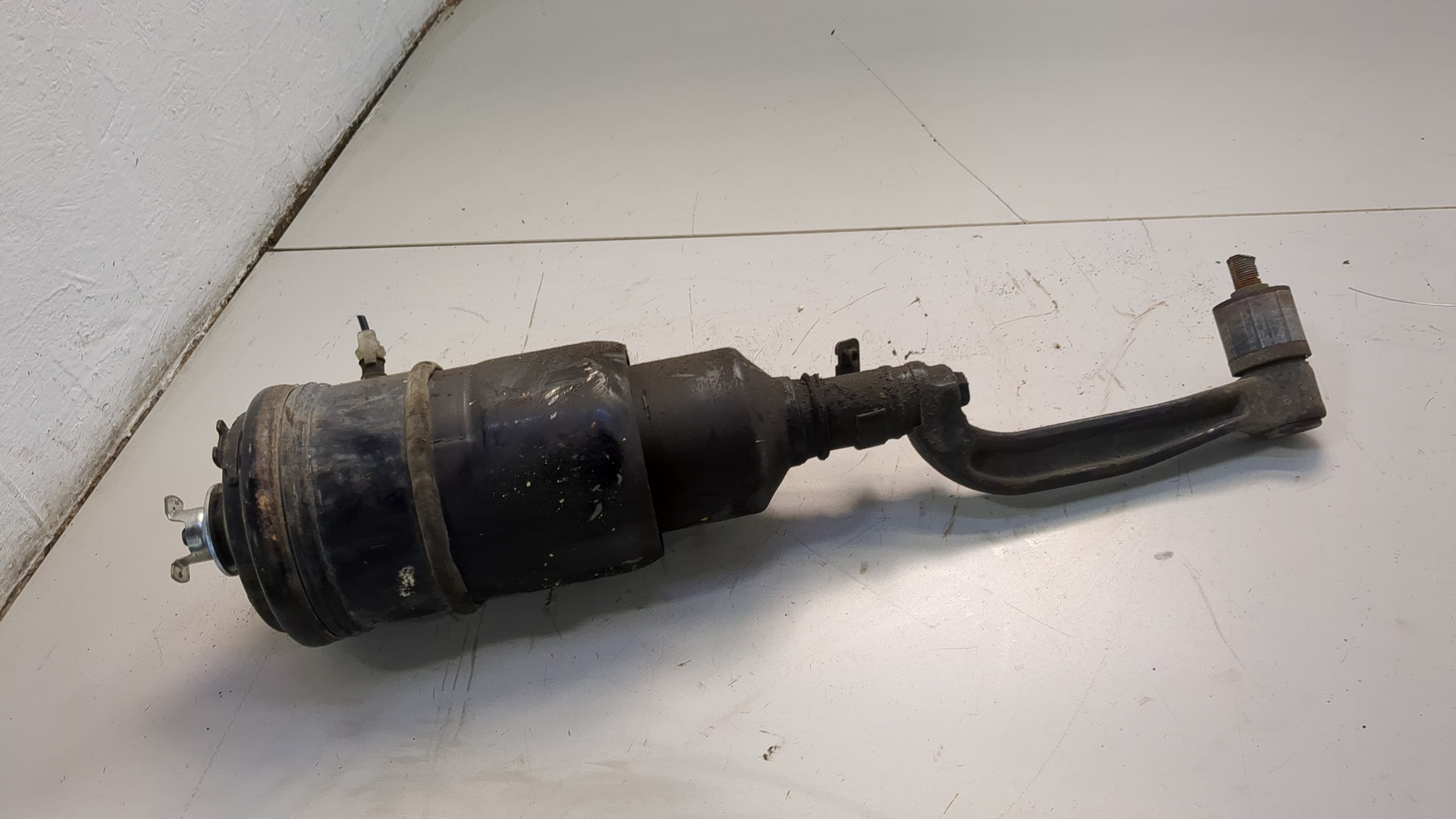 Амортизатор передний правый