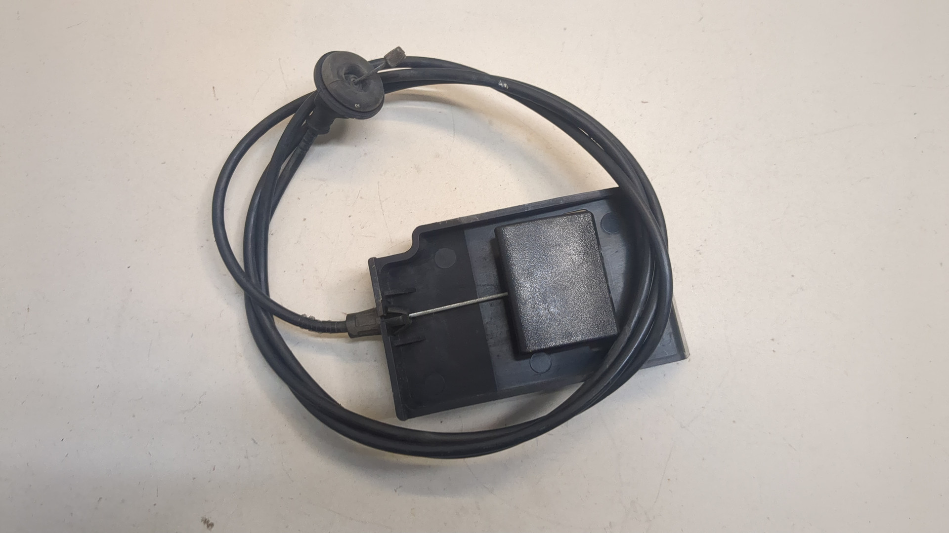 Трос открывания капота