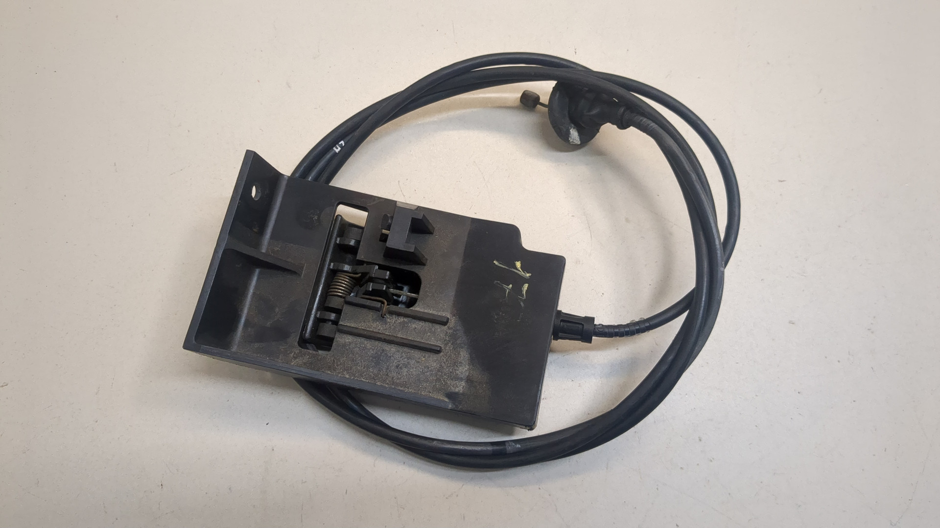 Трос открывания капота