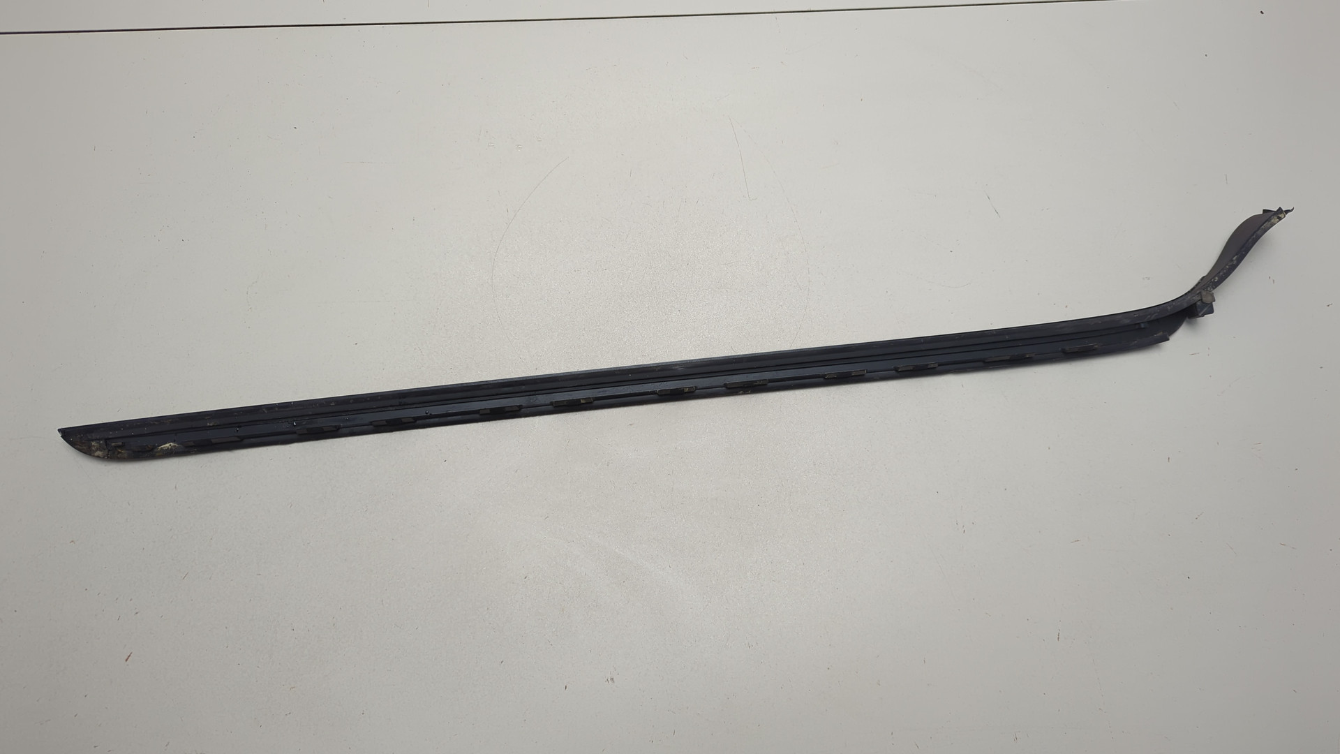 Молдинг лобового стекла