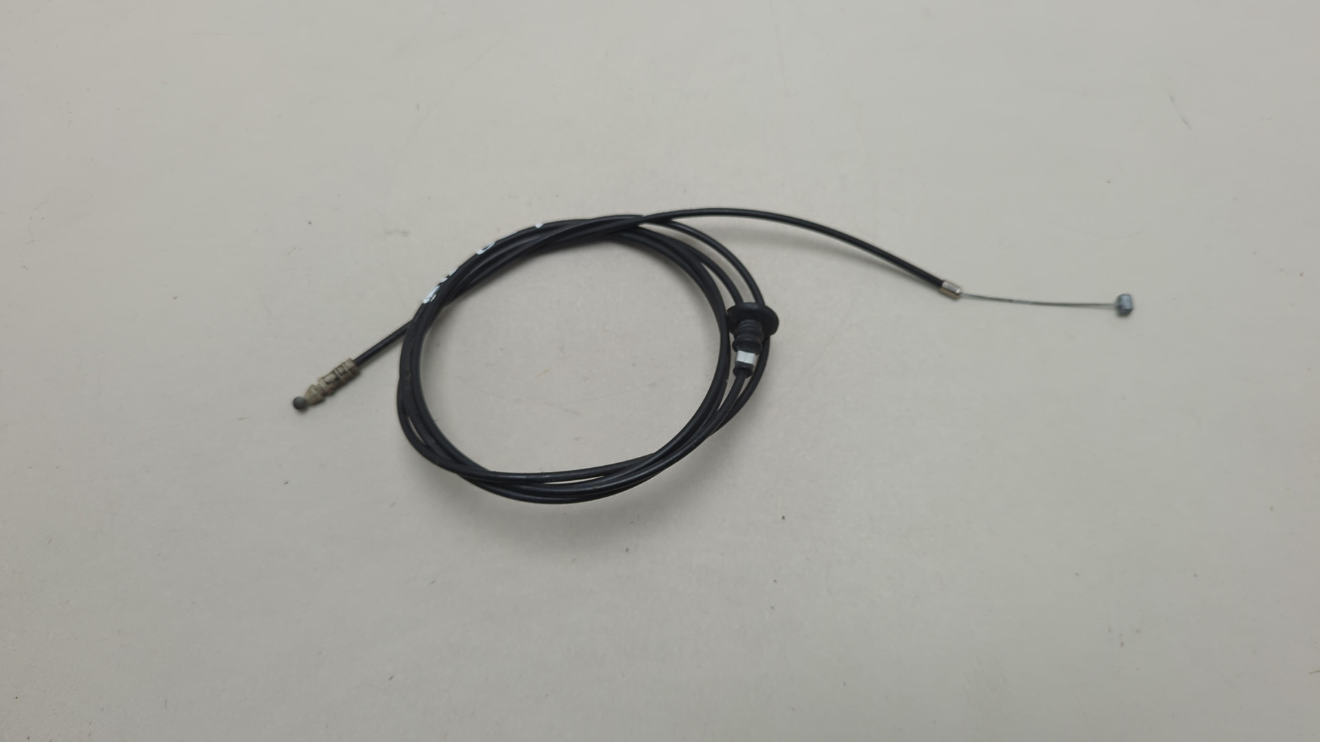 Трос открывания капота