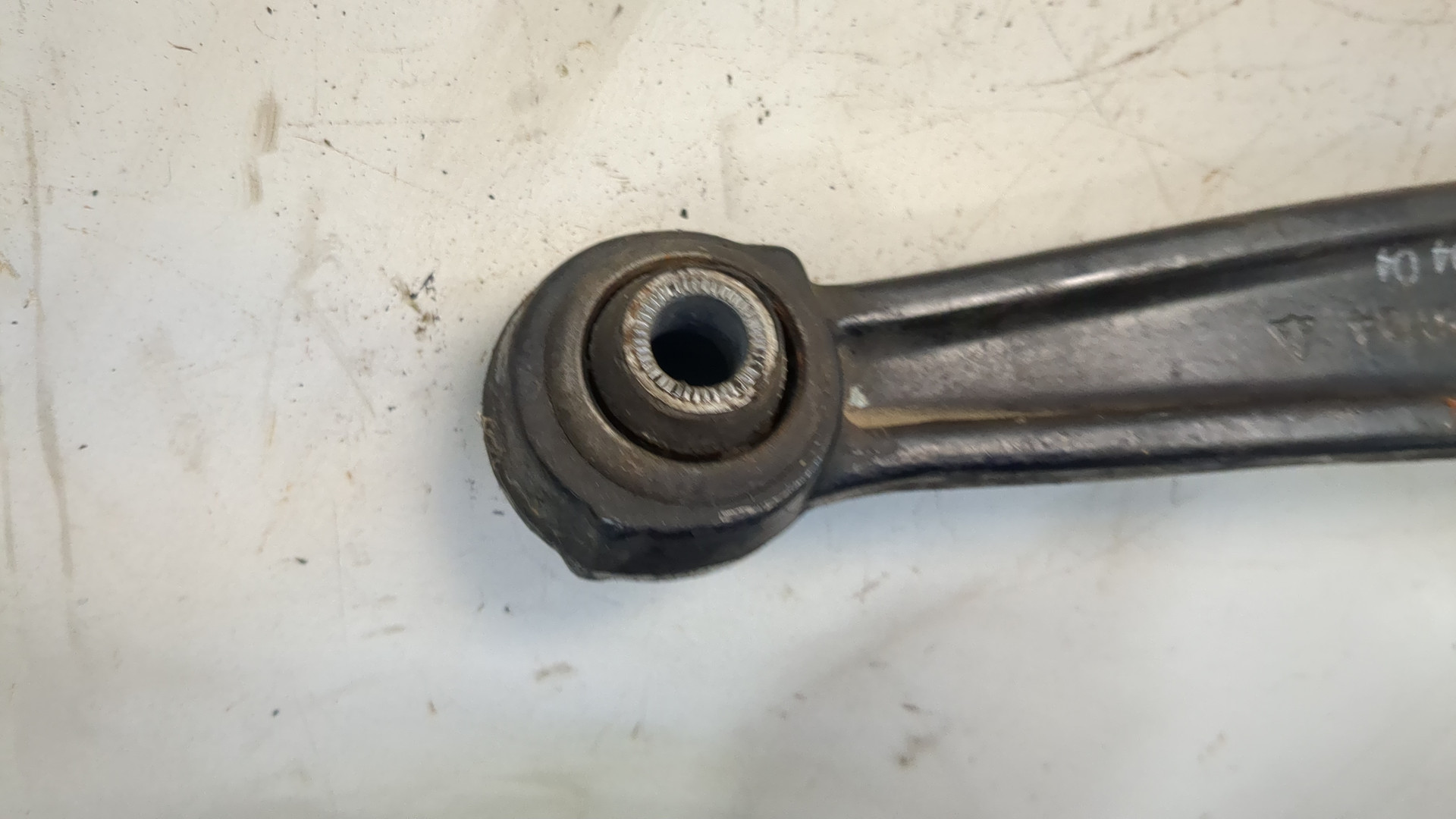 Рычаг передний правый