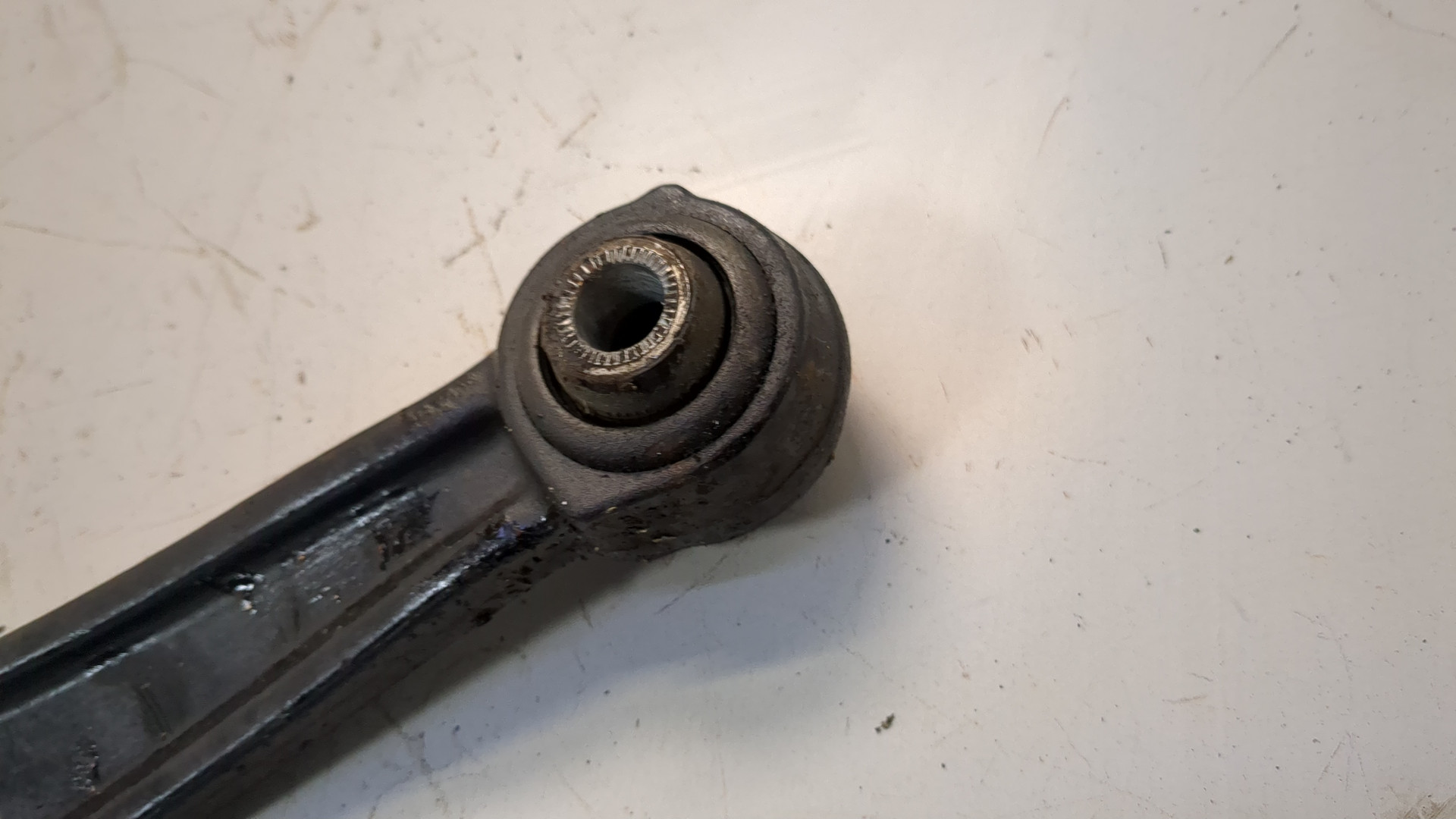 Рычаг передний левый