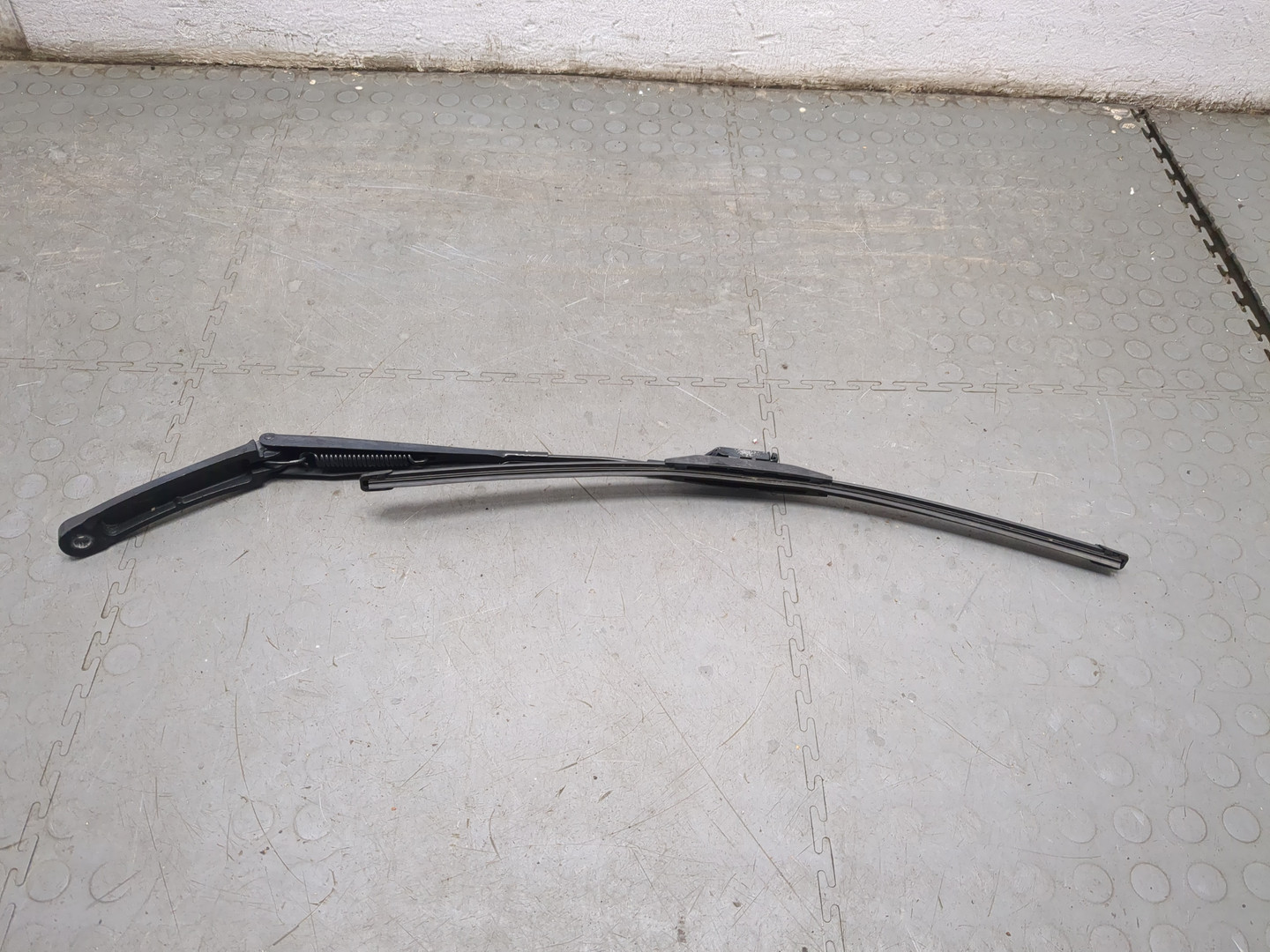 Поводок стеклоочистителя передний левый