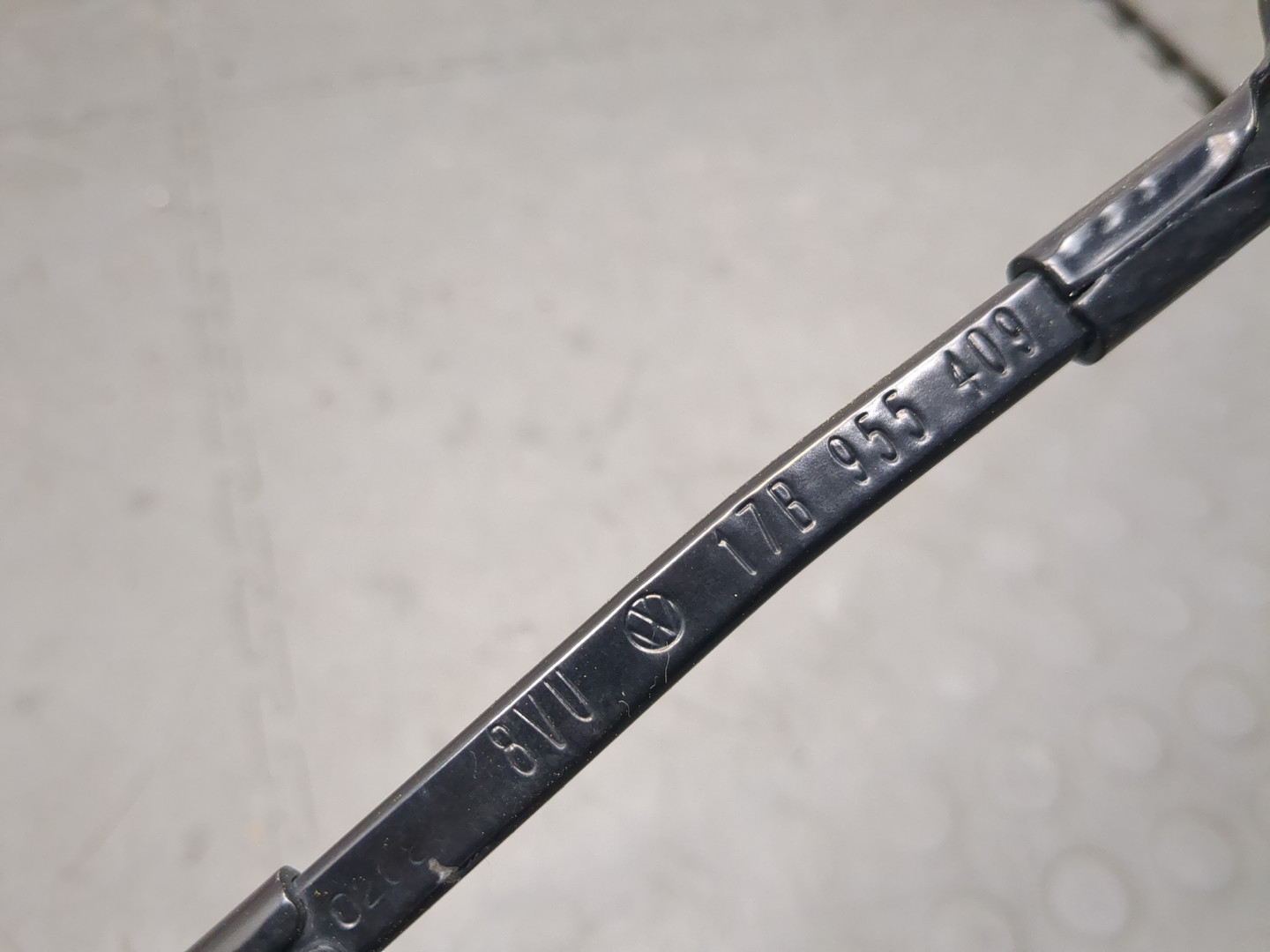 Поводок стеклоочистителя передний левый