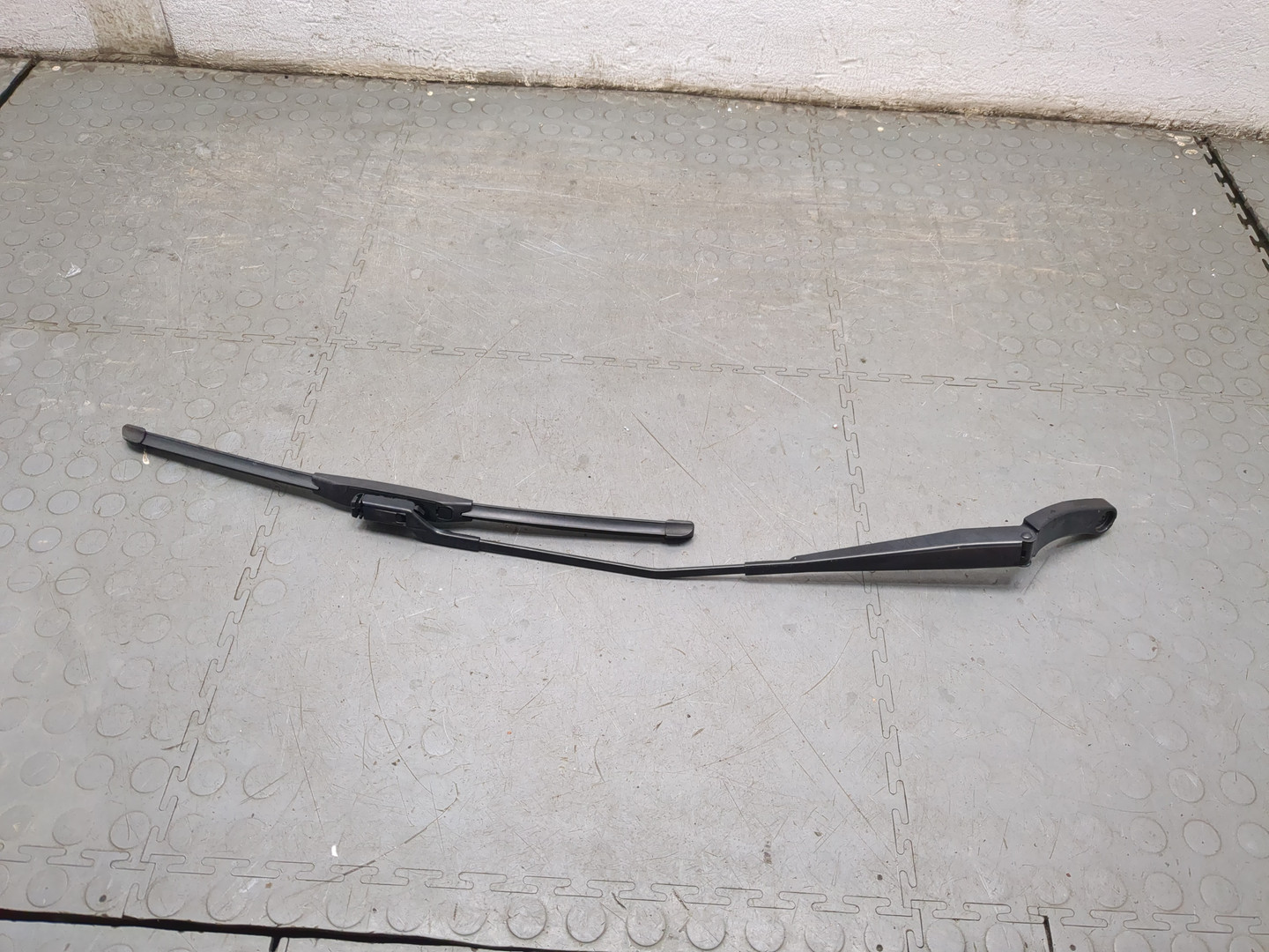 Поводок стеклоочистителя передний правый