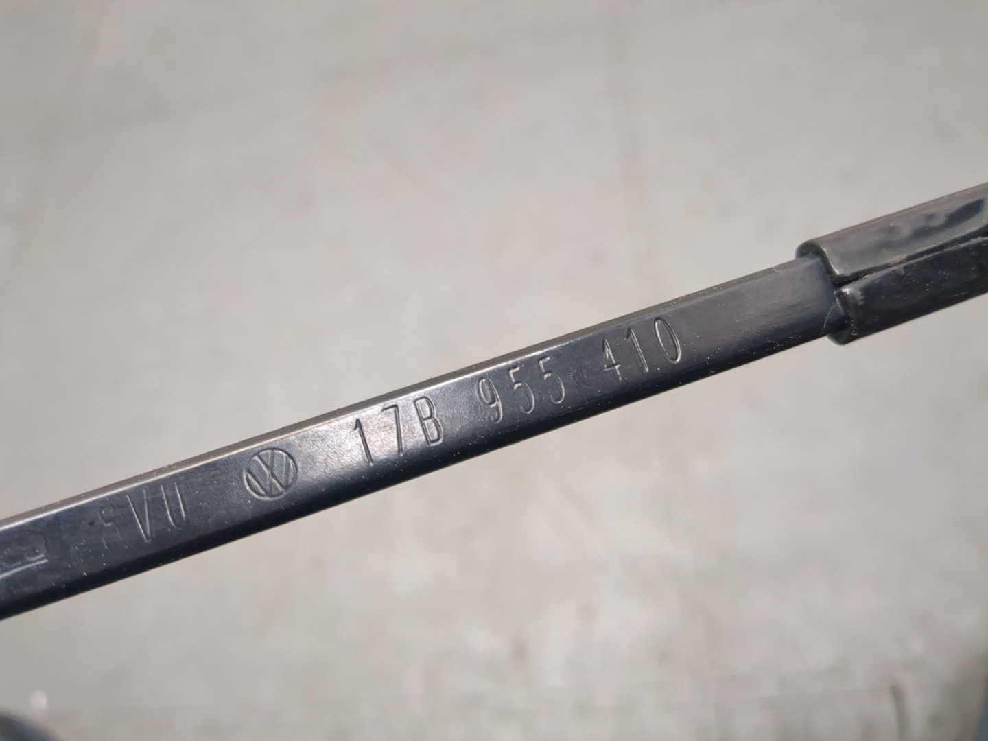 Поводок стеклоочистителя передний правый