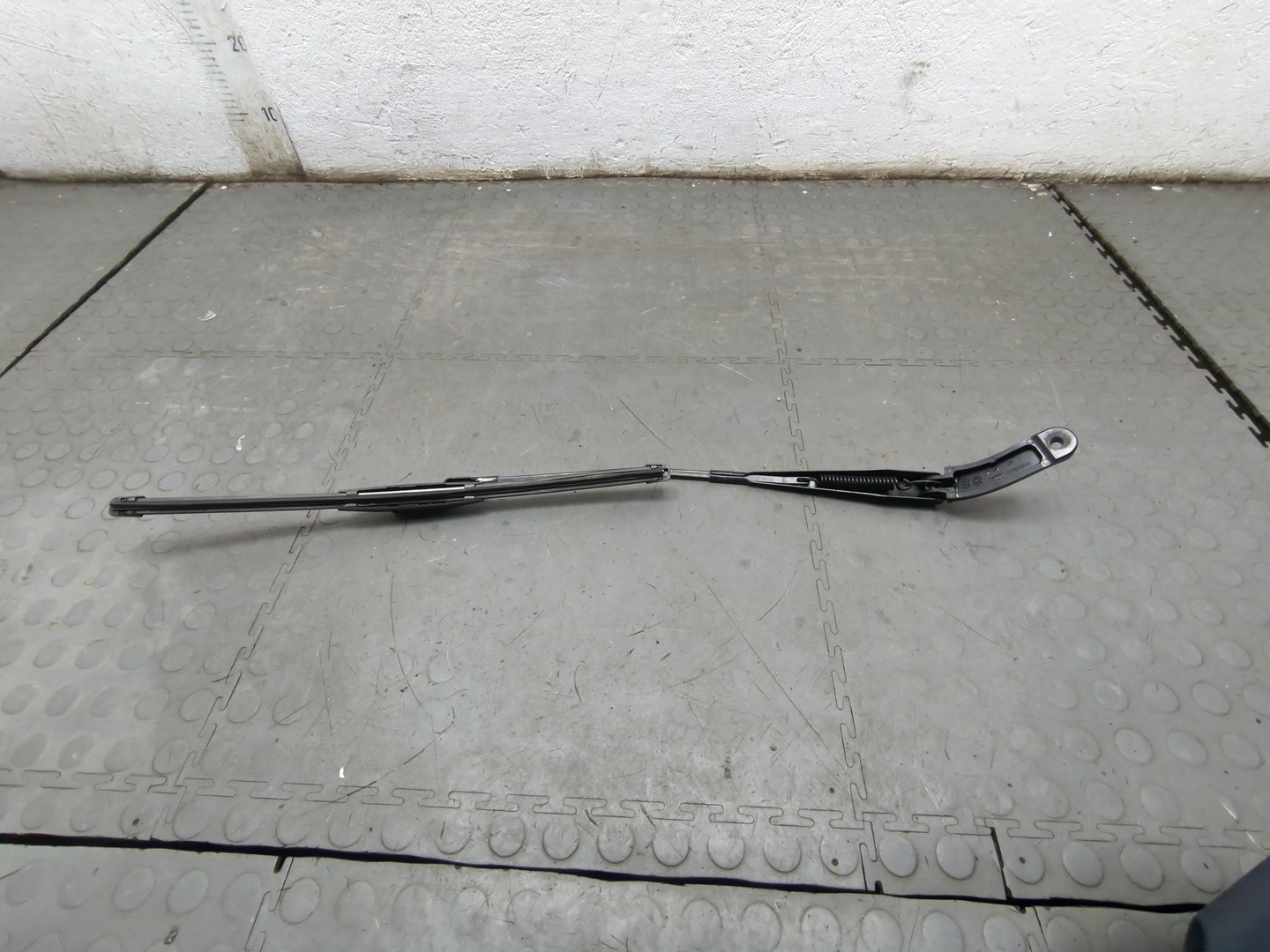 Поводок стеклоочистителя передний правый