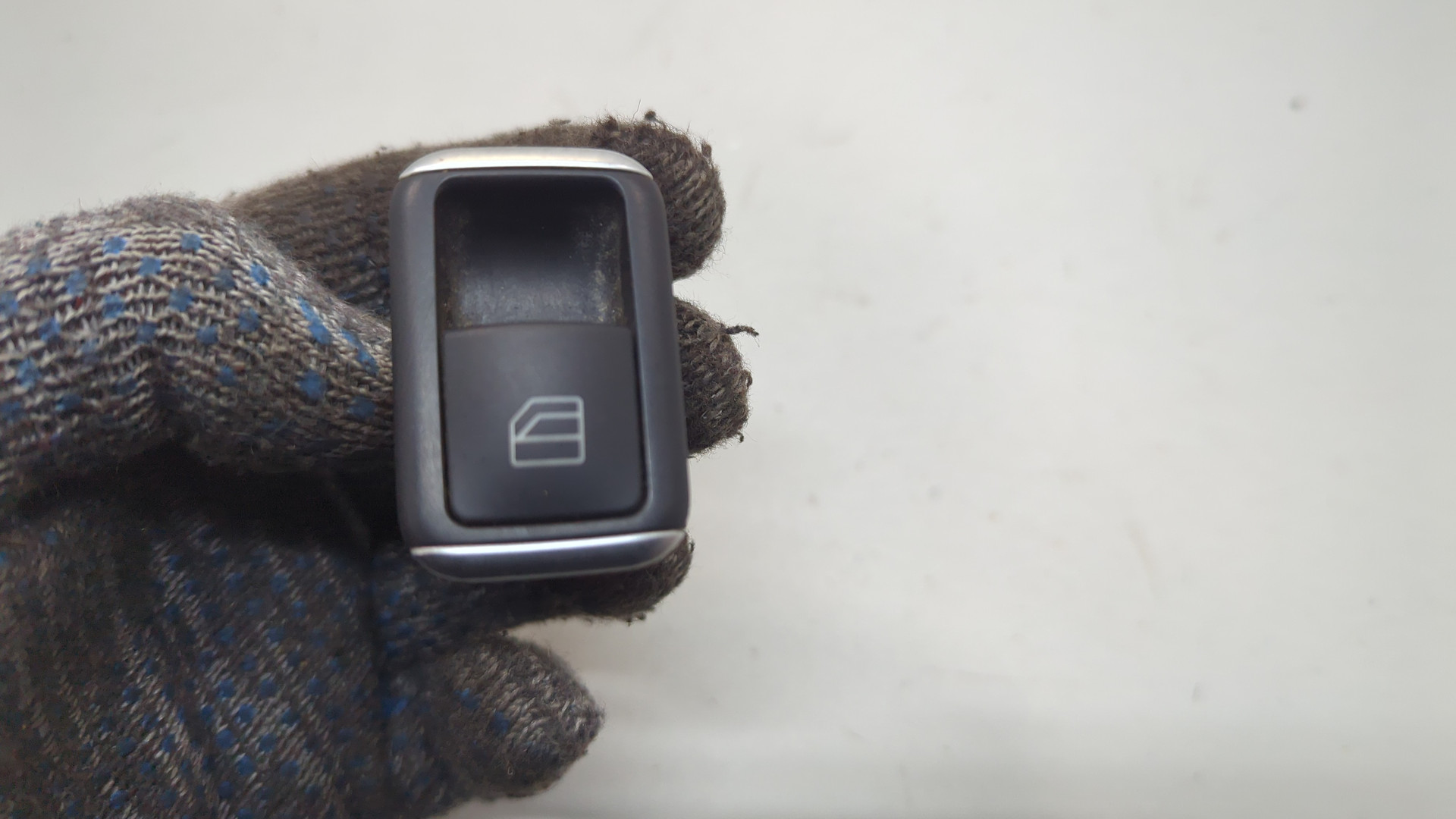 Кнопка стеклоподъемника