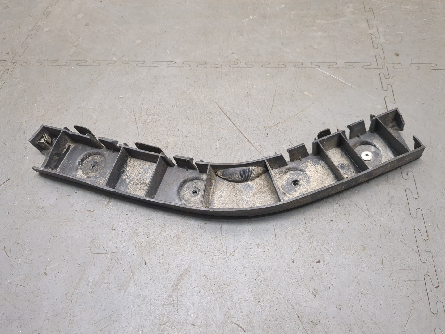 Кронштейн заднего бампера левый