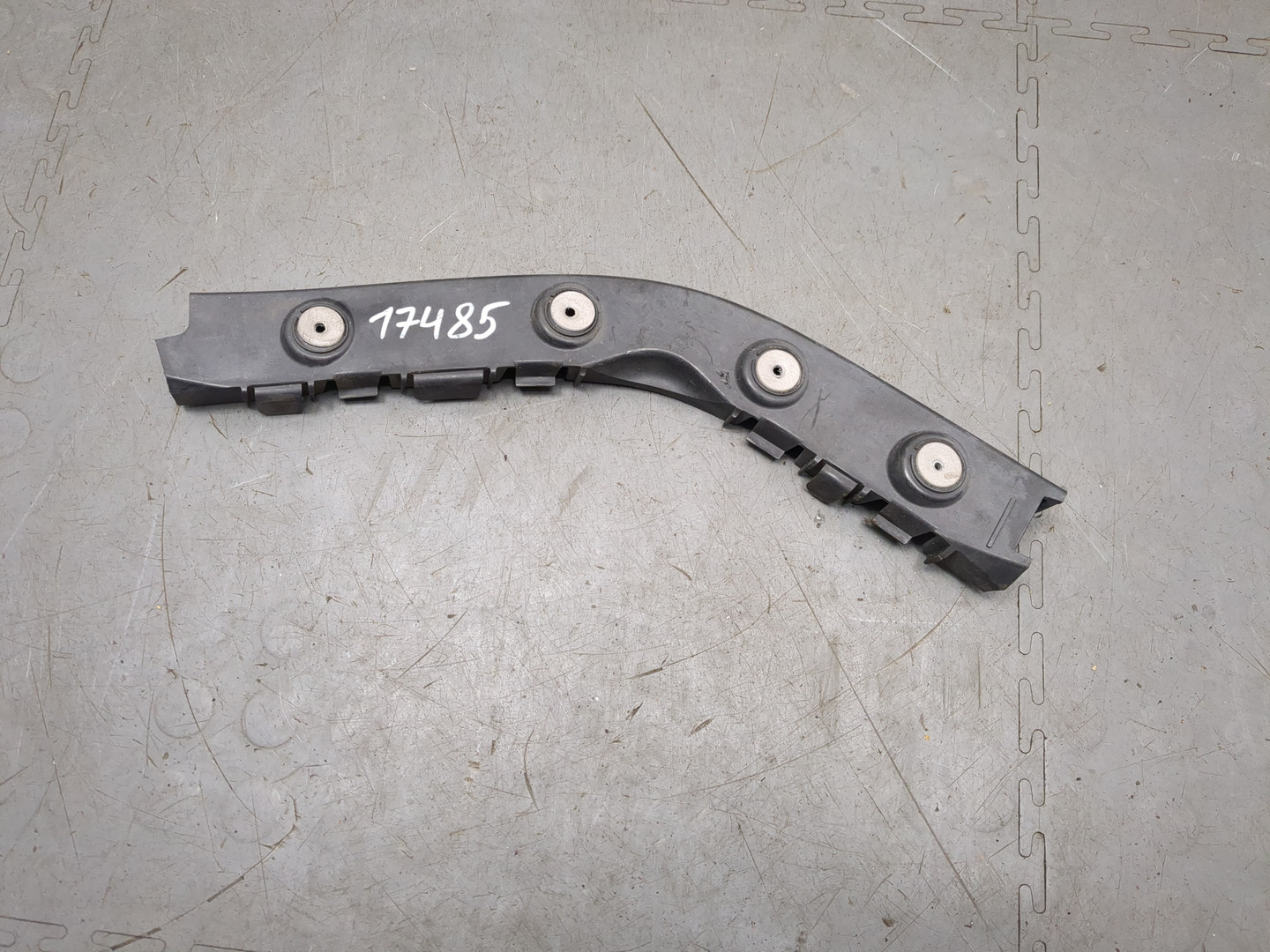 Кронштейн заднего бампера левый