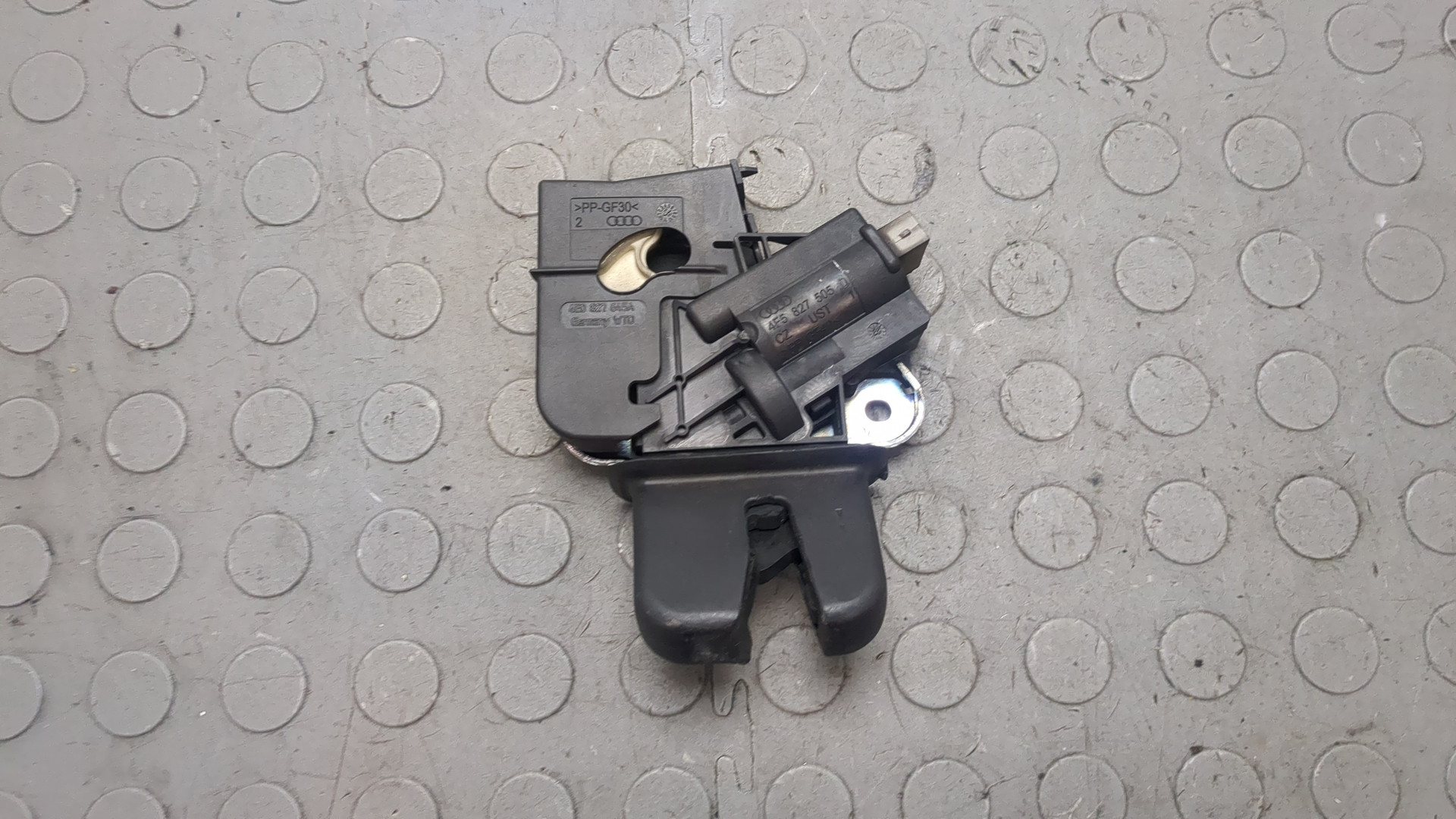 Замок багажника