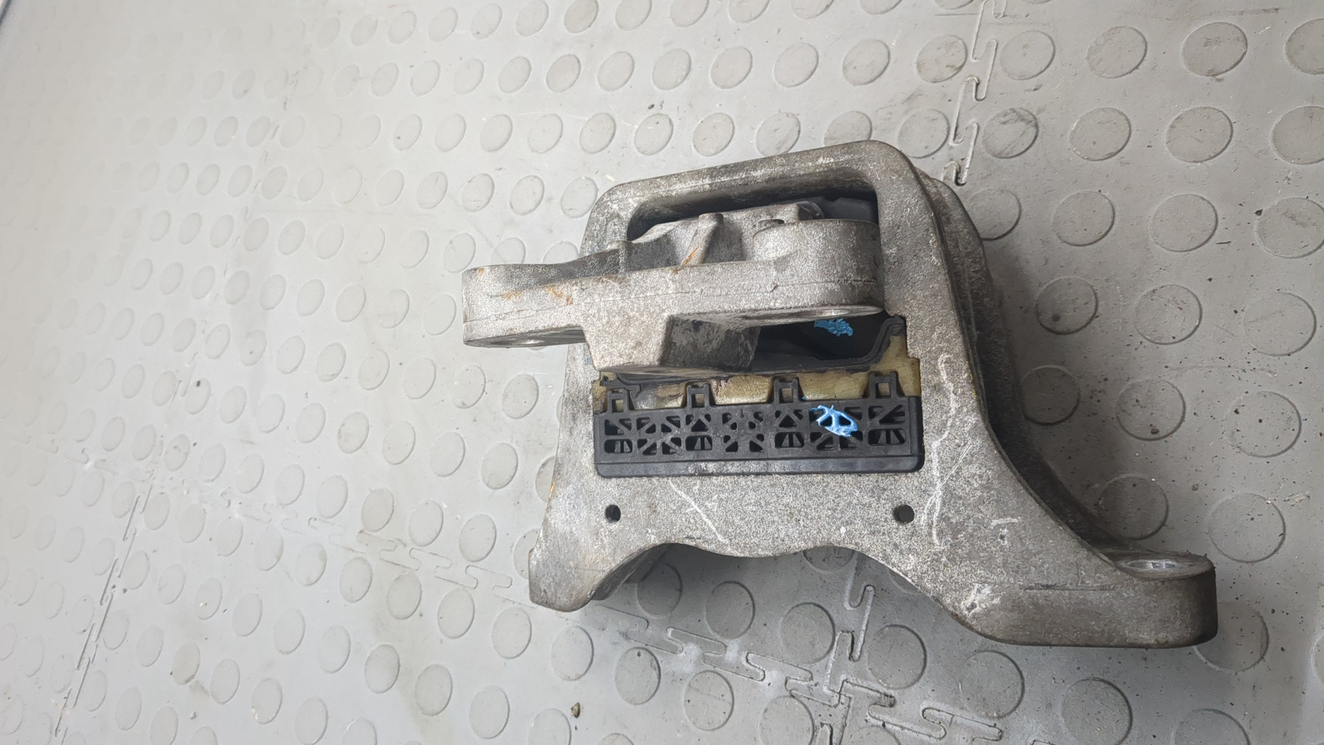 Опора двигателя