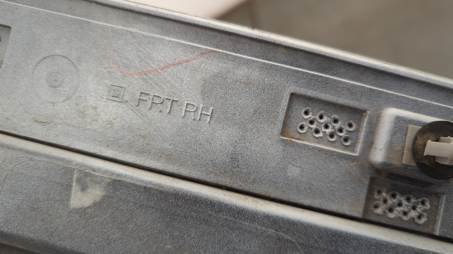 Рейлинг (релинг) правый (планка на крышу)