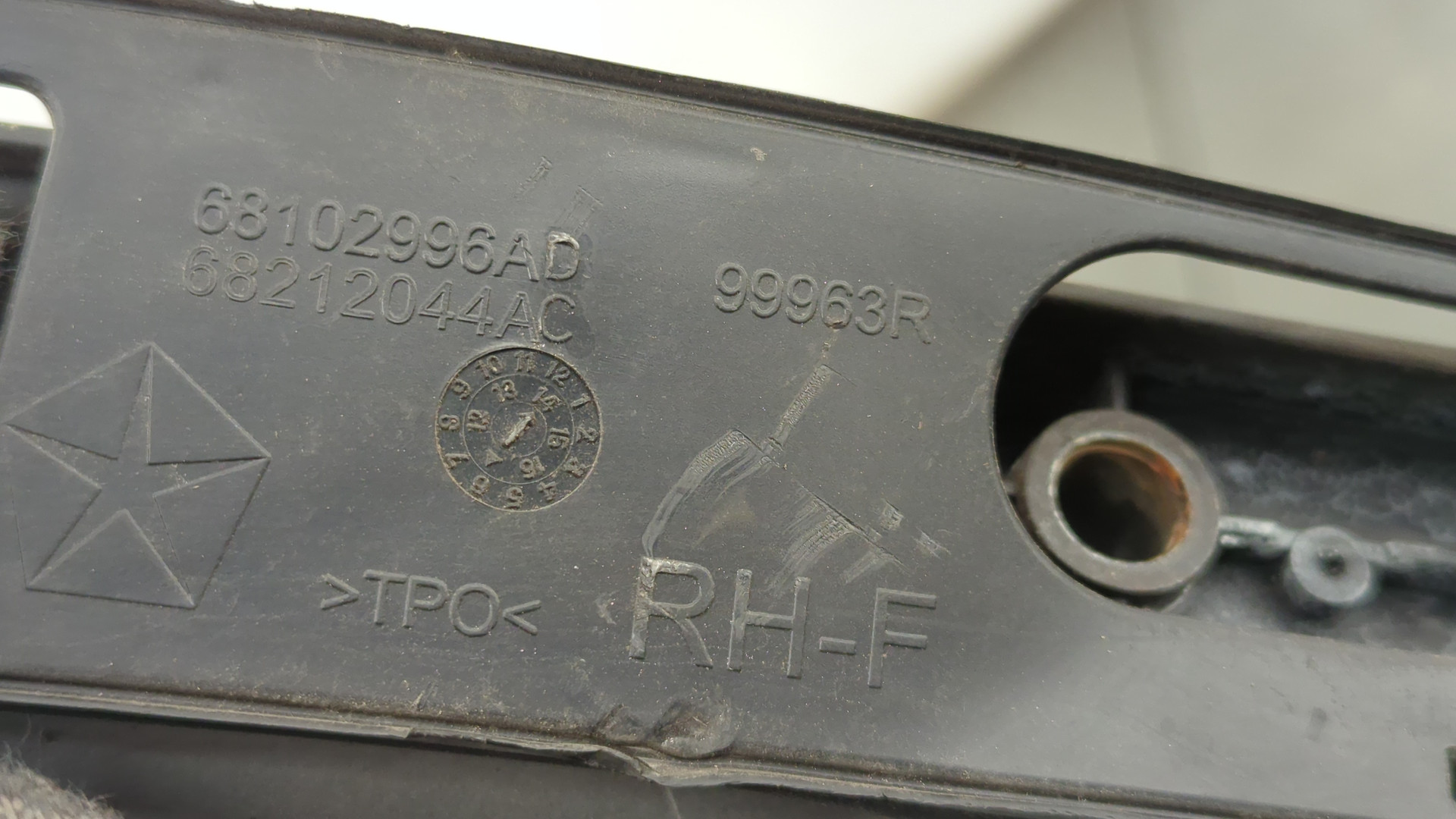 Рейлинг (релинг) правый (планка на крышу)