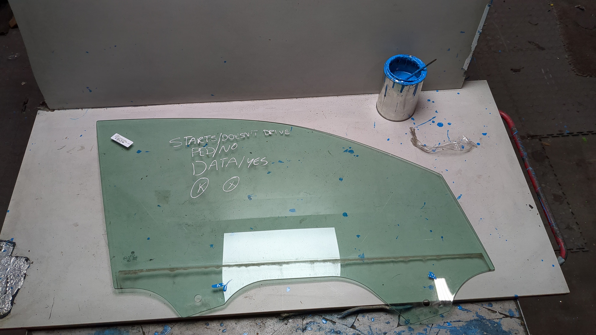 Стекло двери передней правой