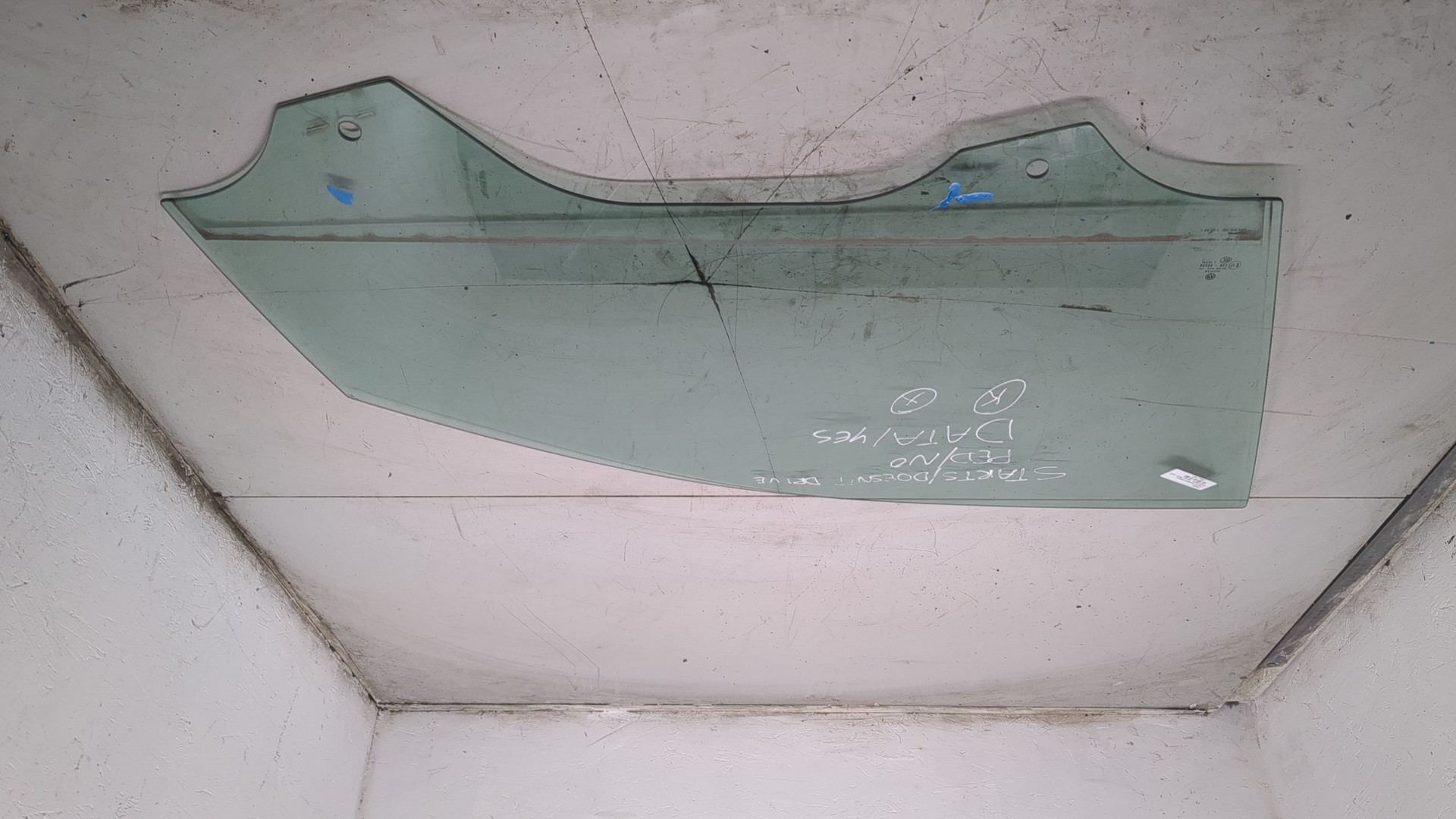 Стекло двери передней правой