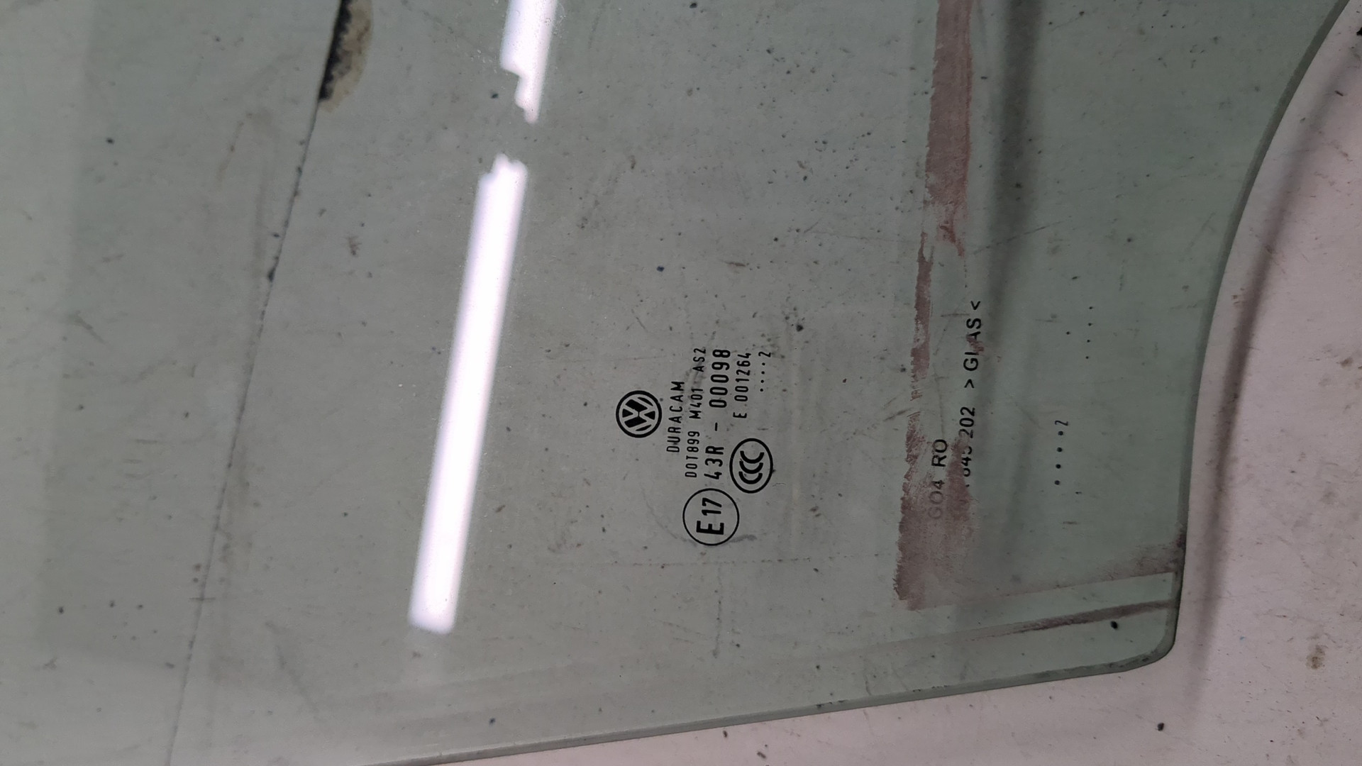 Стекло двери передней правой