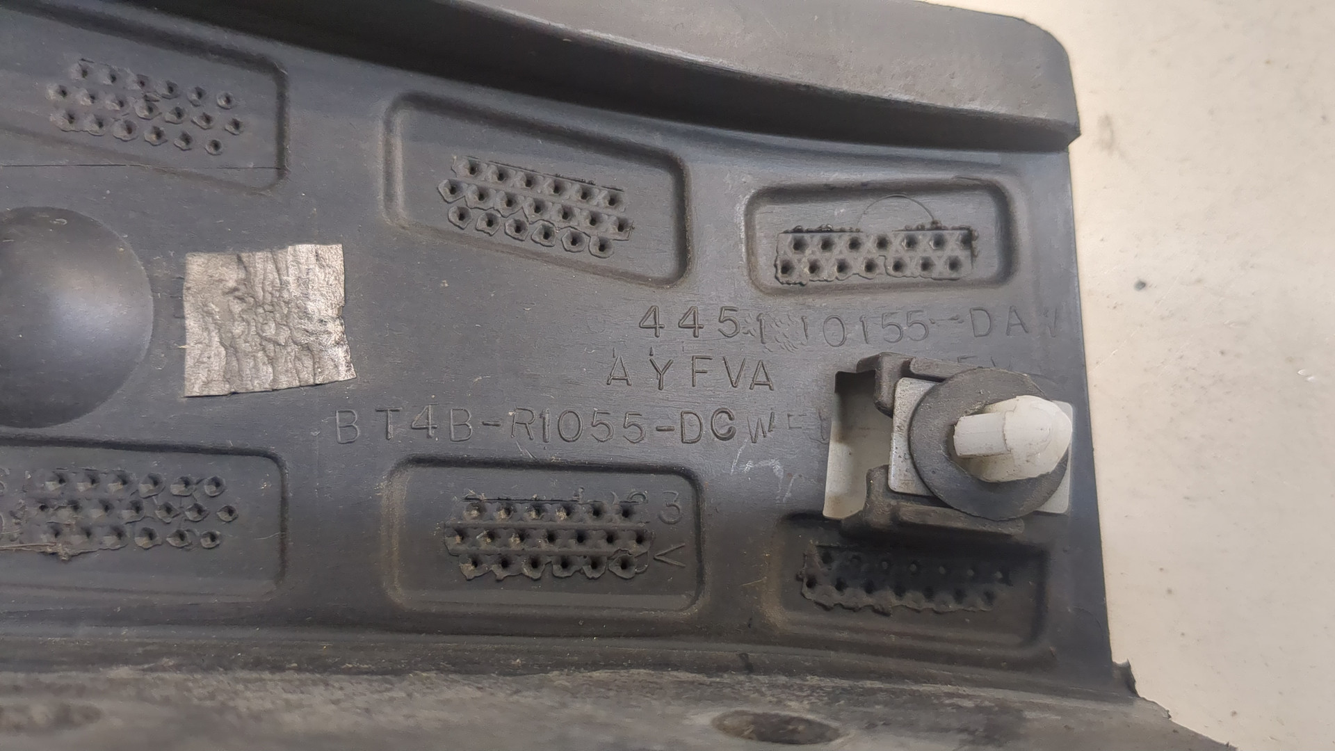 Накладка переднего крыла левого