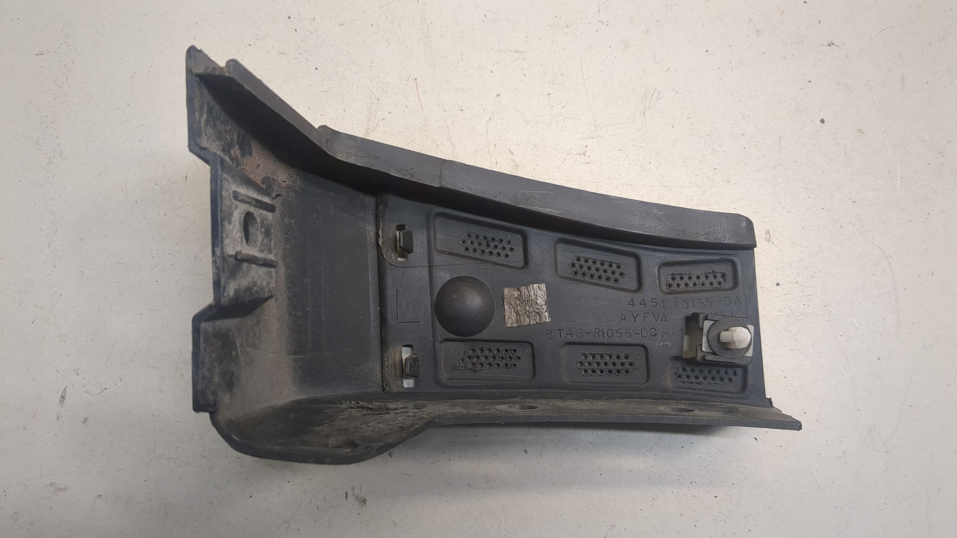 Накладка переднего крыла левого