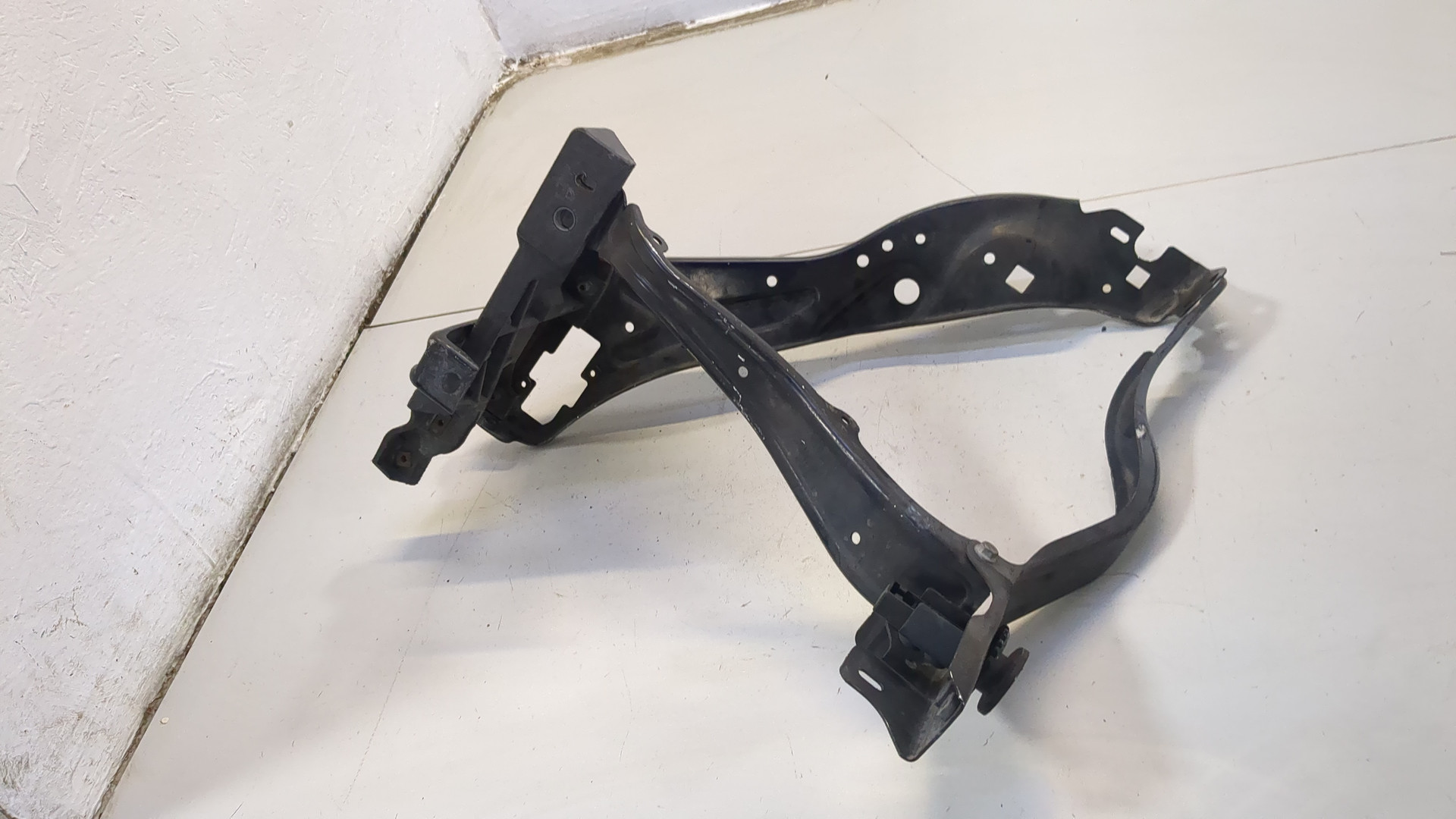 Кронштейн фар правый