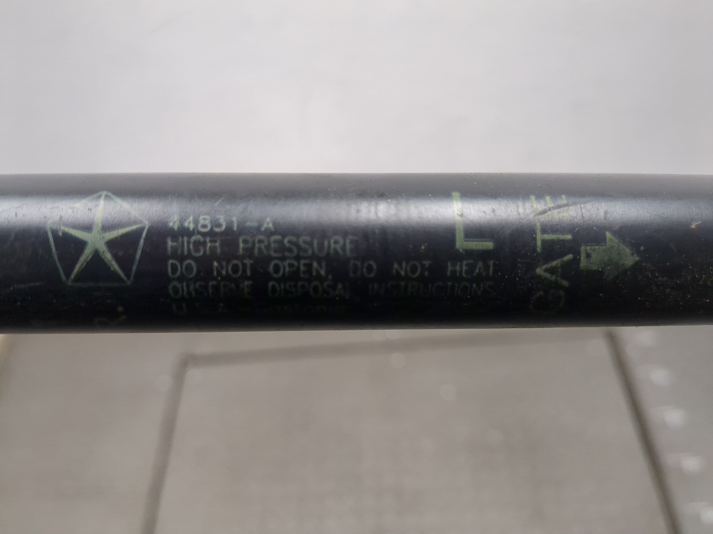 Амортизатор крышки багажника