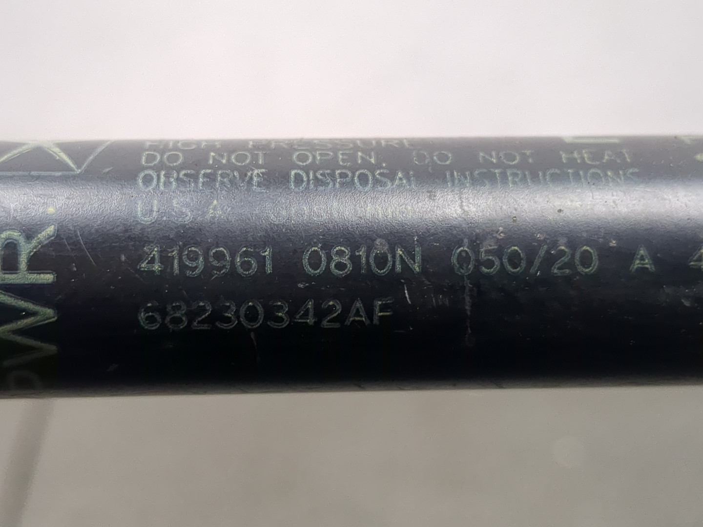 Амортизатор крышки багажника