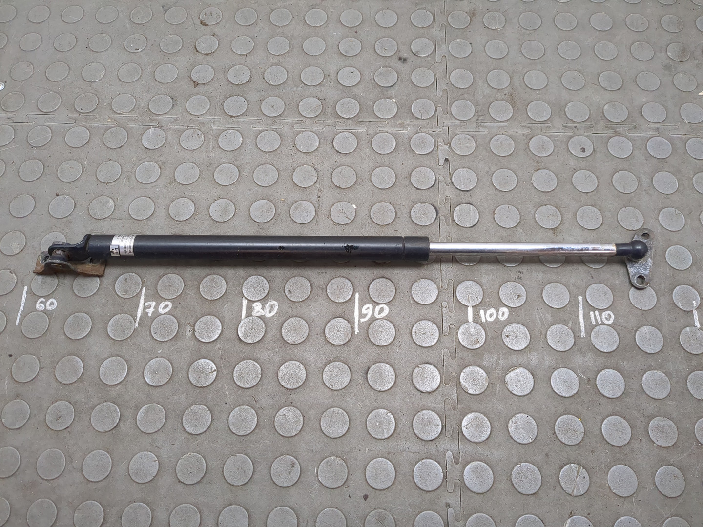 Амортизатор крышки багажника