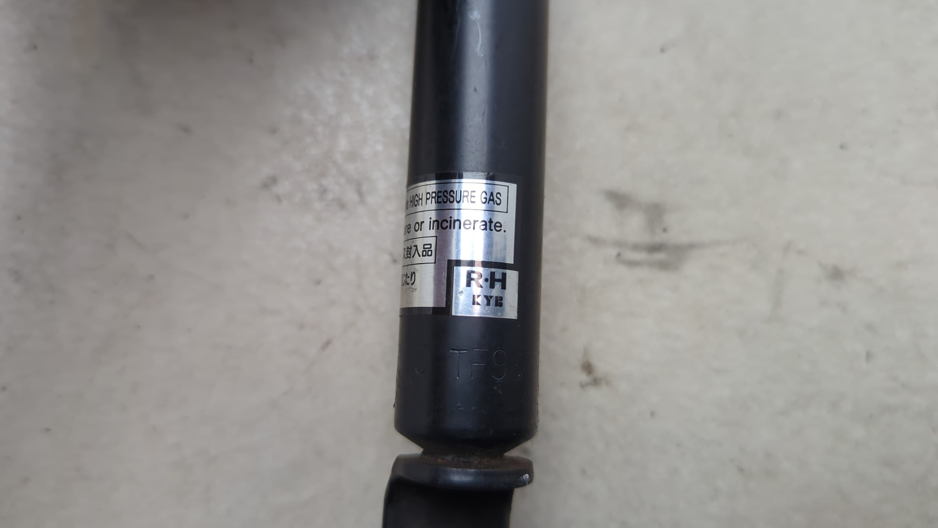 Амортизатор крышки багажника