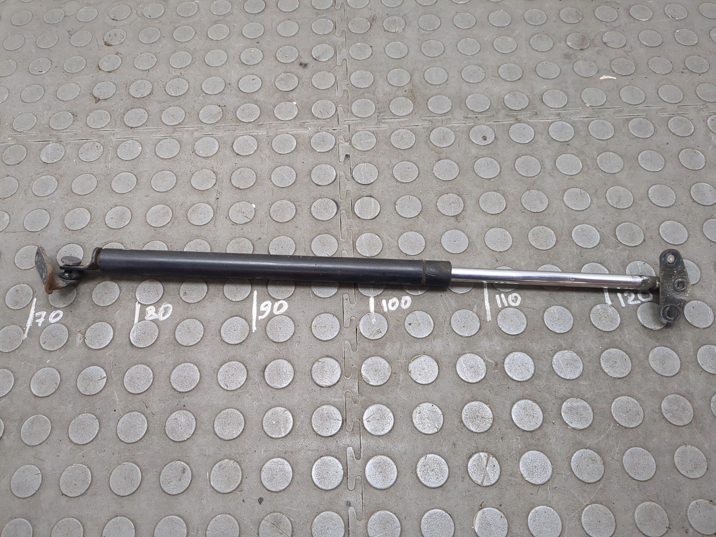 Амортизатор крышки багажника