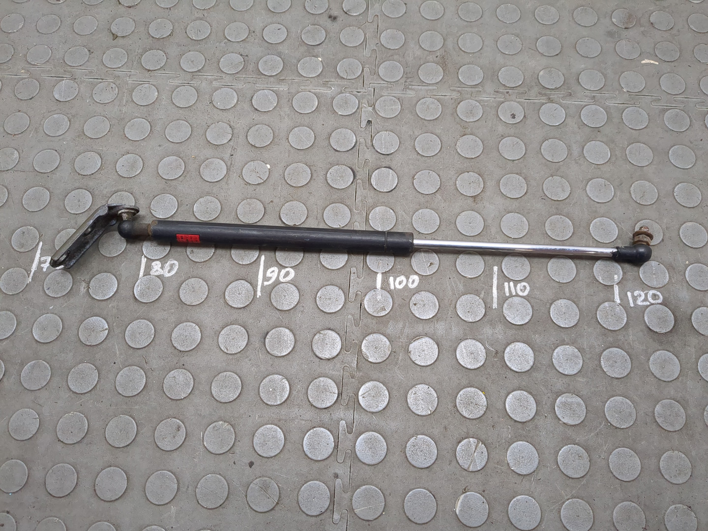 Амортизатор капота