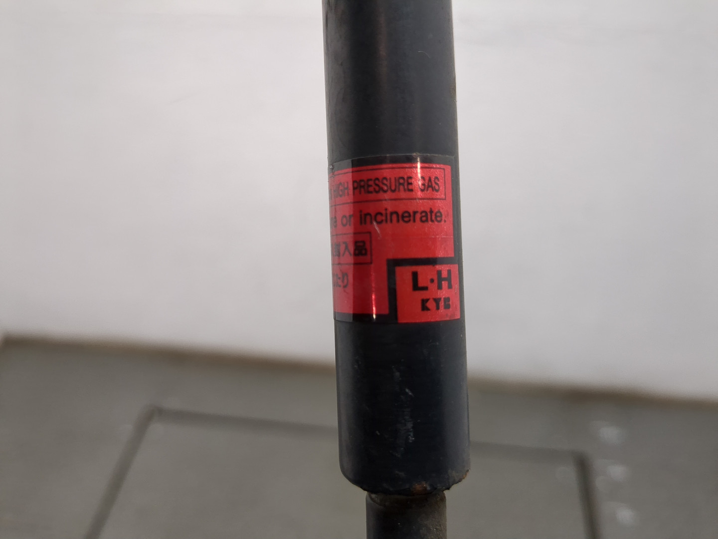 Амортизатор капота