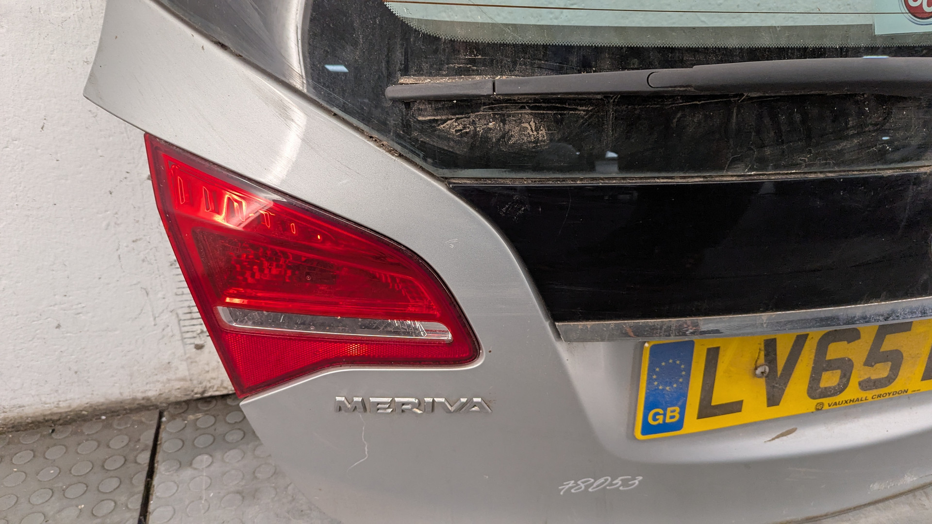 Дверь багажника