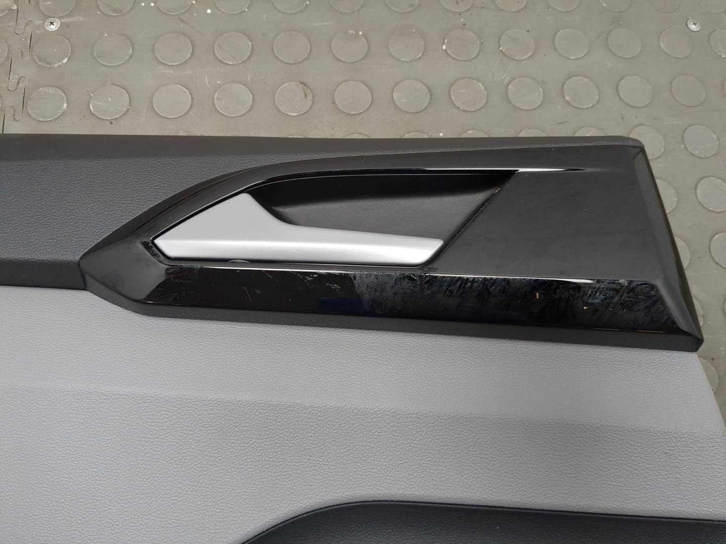 Обшивка двери задней левой