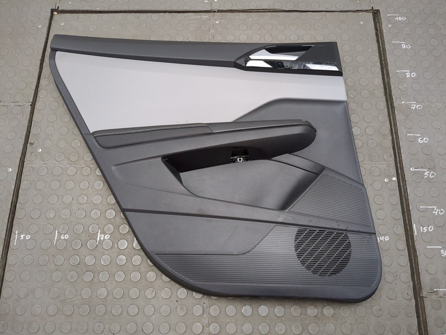 Обшивка двери задней левой