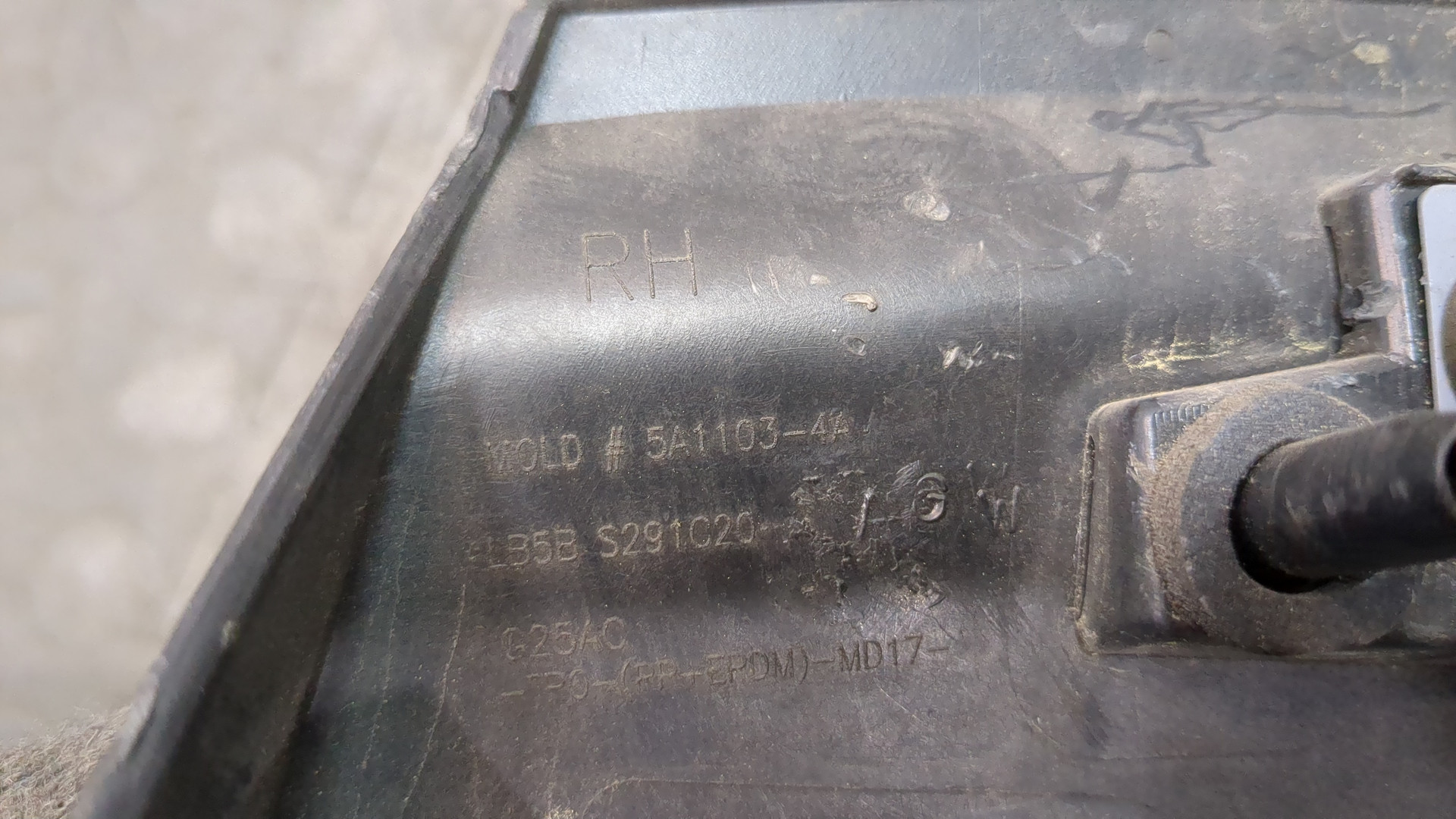 Молдинг заднего крыла правого