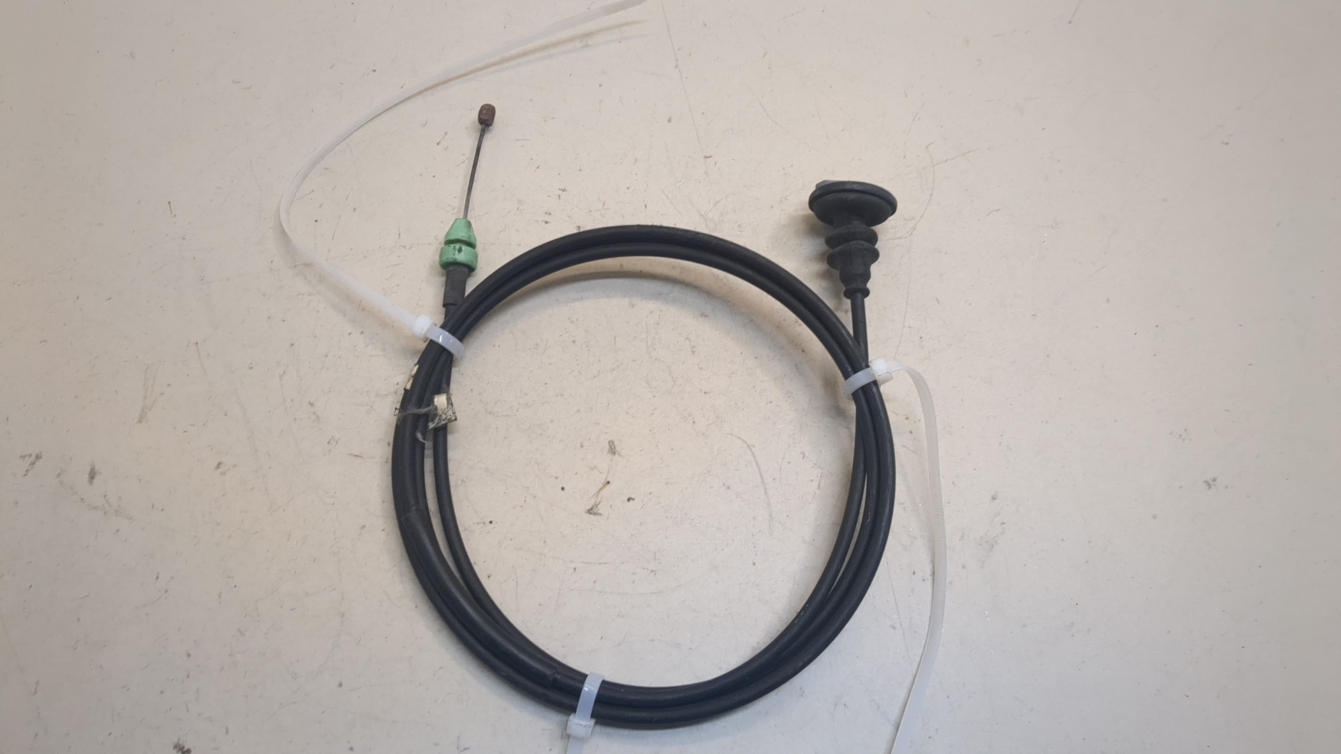 Трос открывания капота