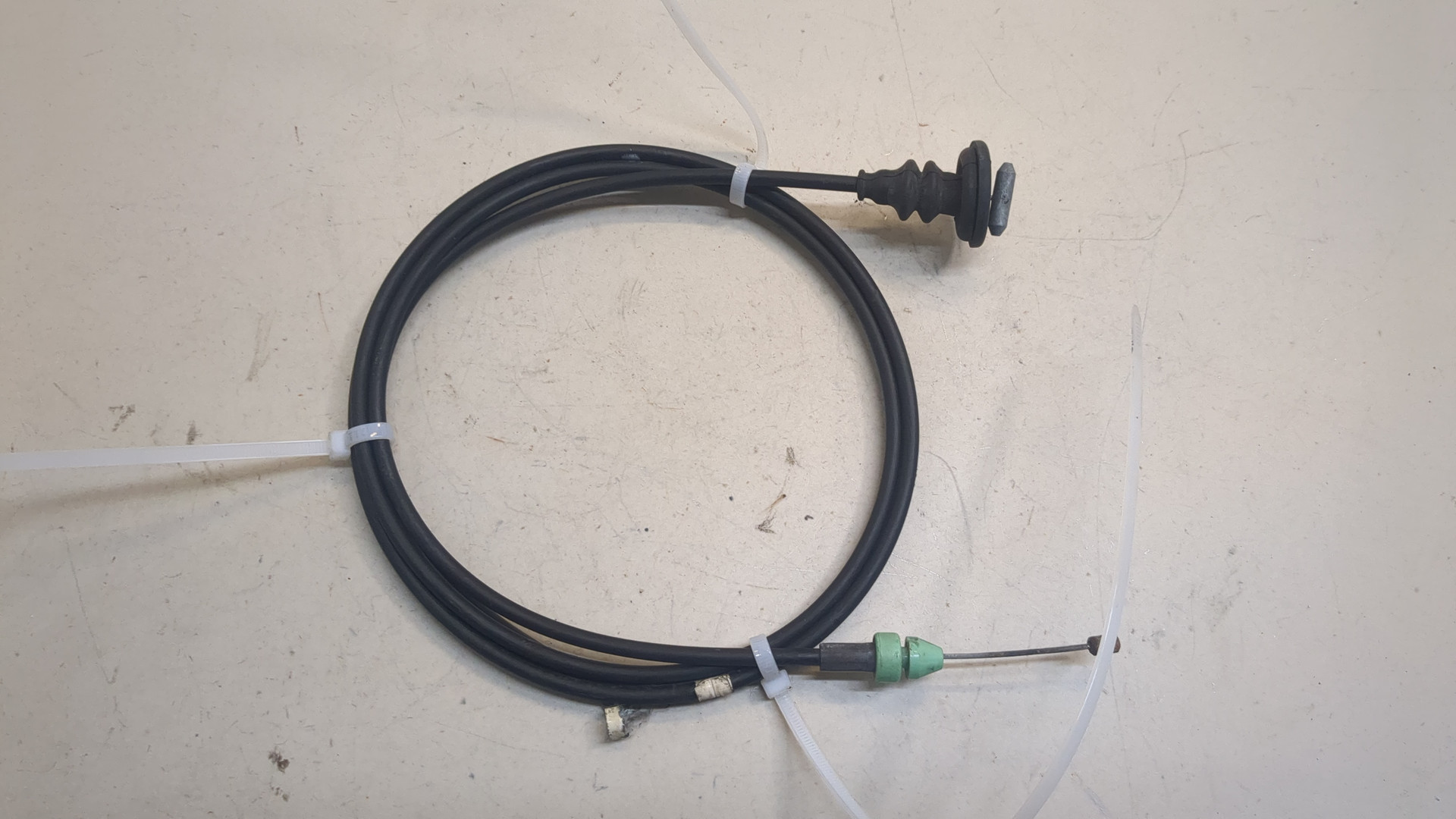 Трос открывания капота