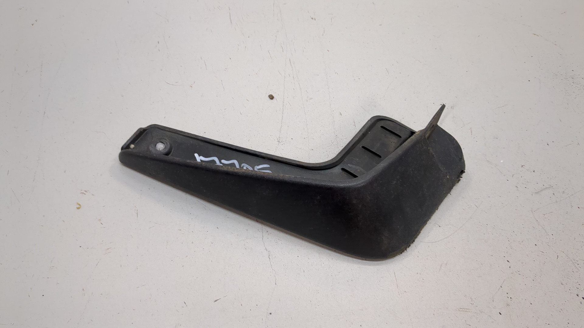 Брызговик задний левый