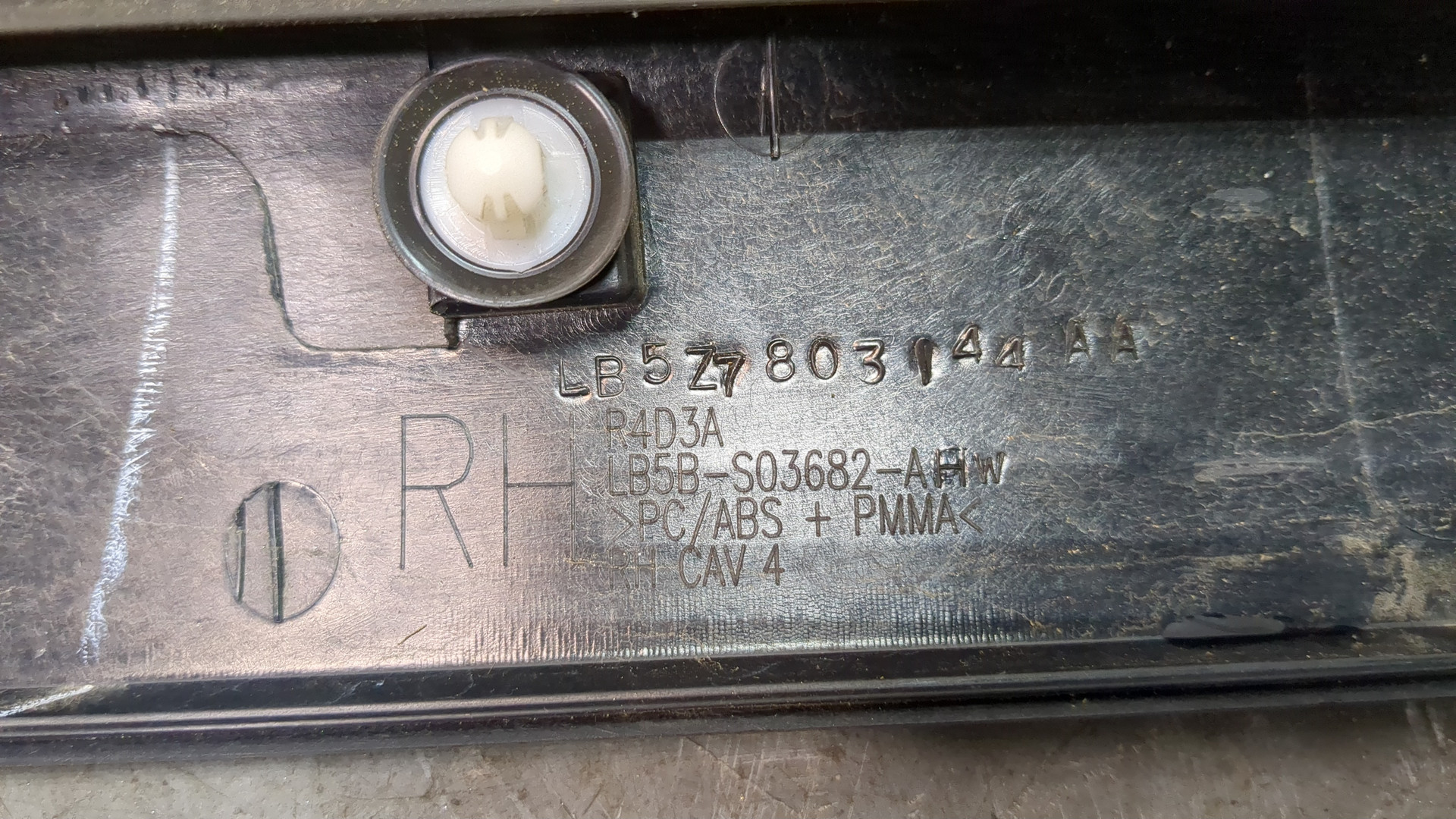 Молдинг лобового стекла