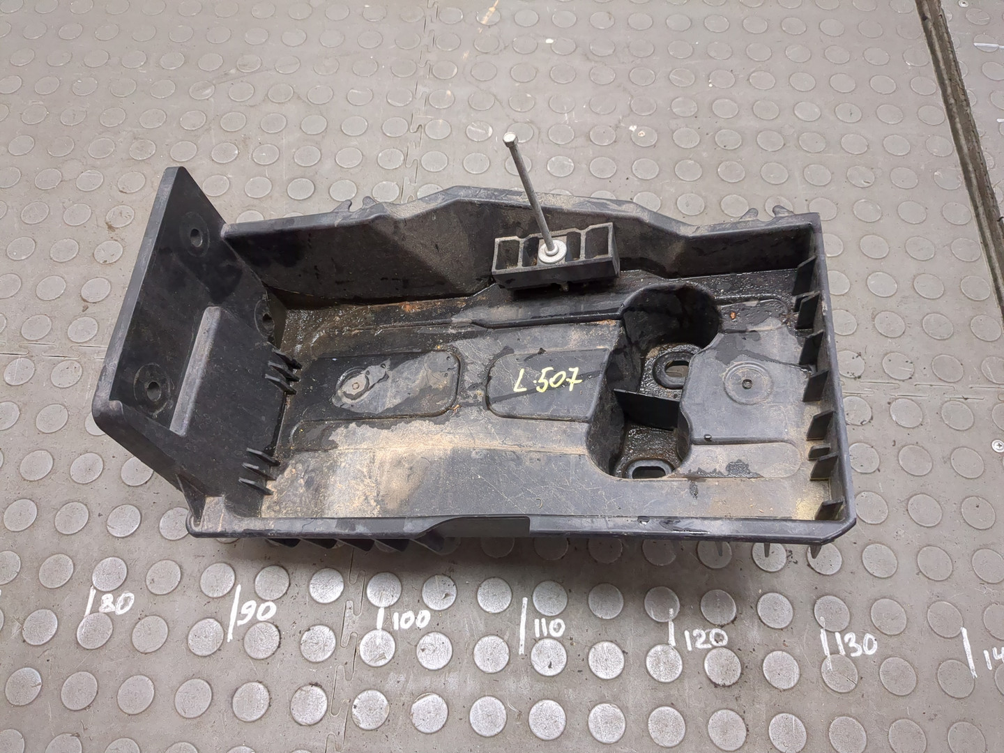 Площадка под аккумулятор (АКБ)