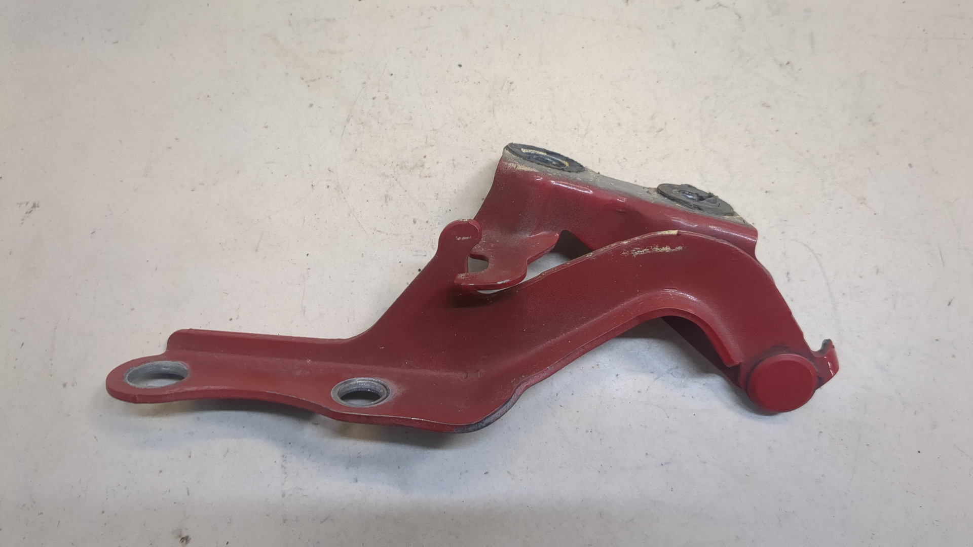 Петля капота левая