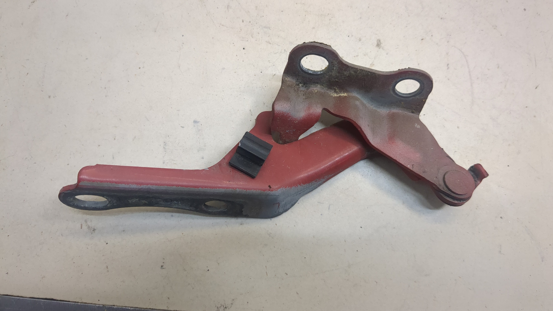 Петля капота правая