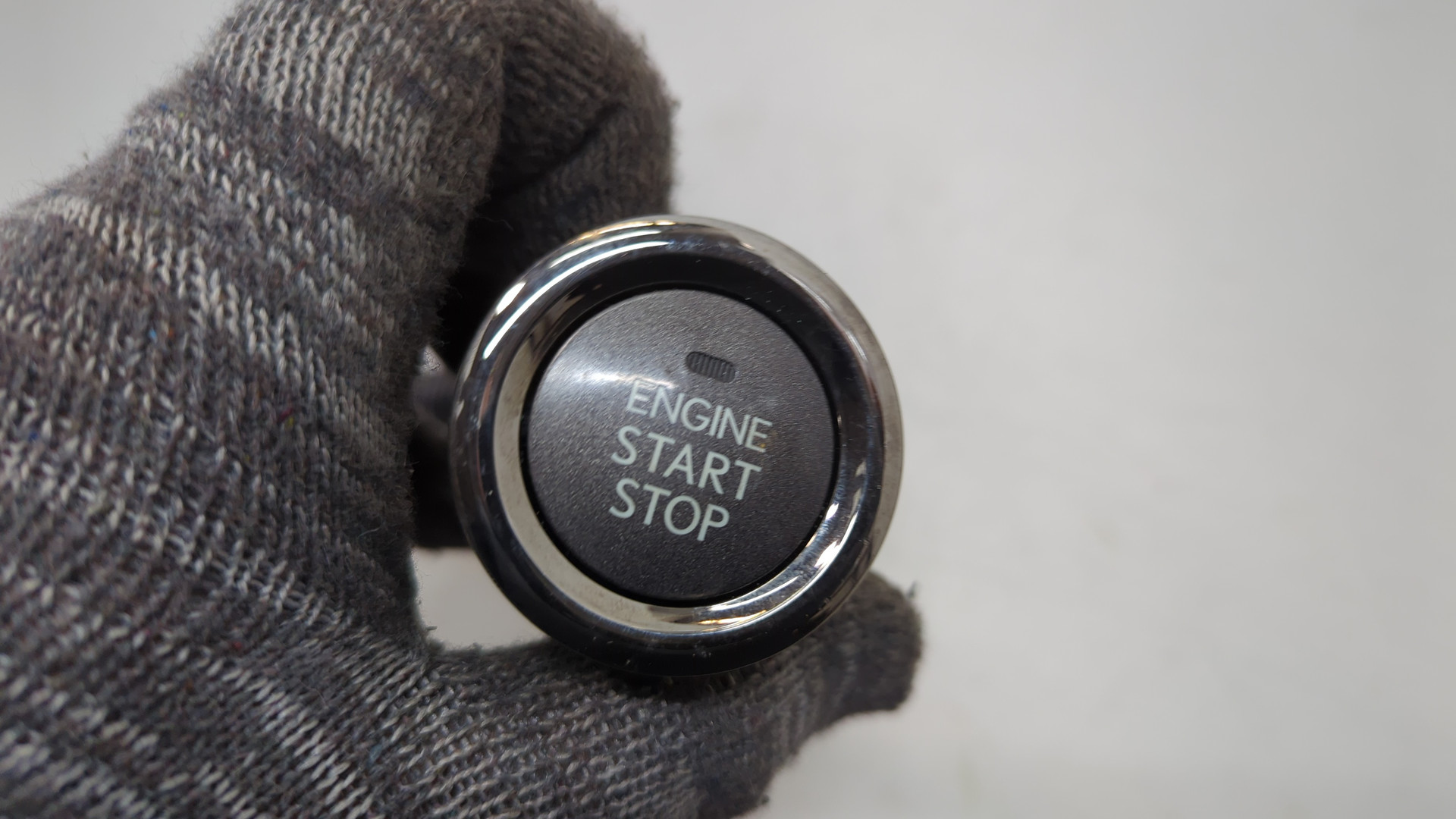 Кнопка запуска двигателя