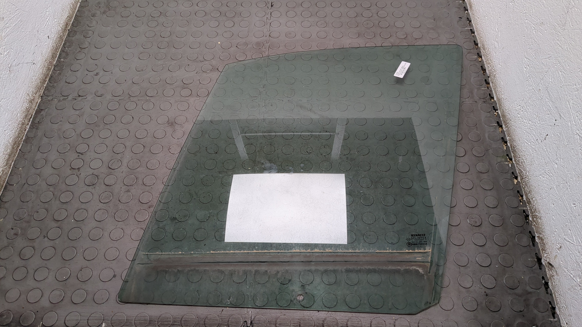 Стекло двери передней левой