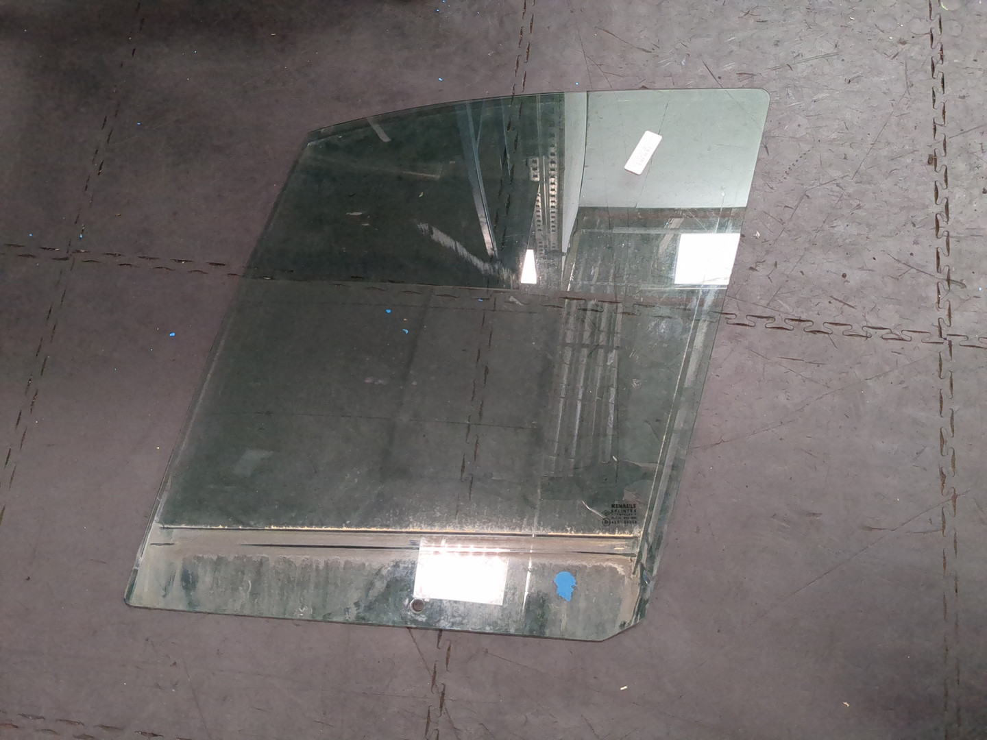 Стекло двери передней левой