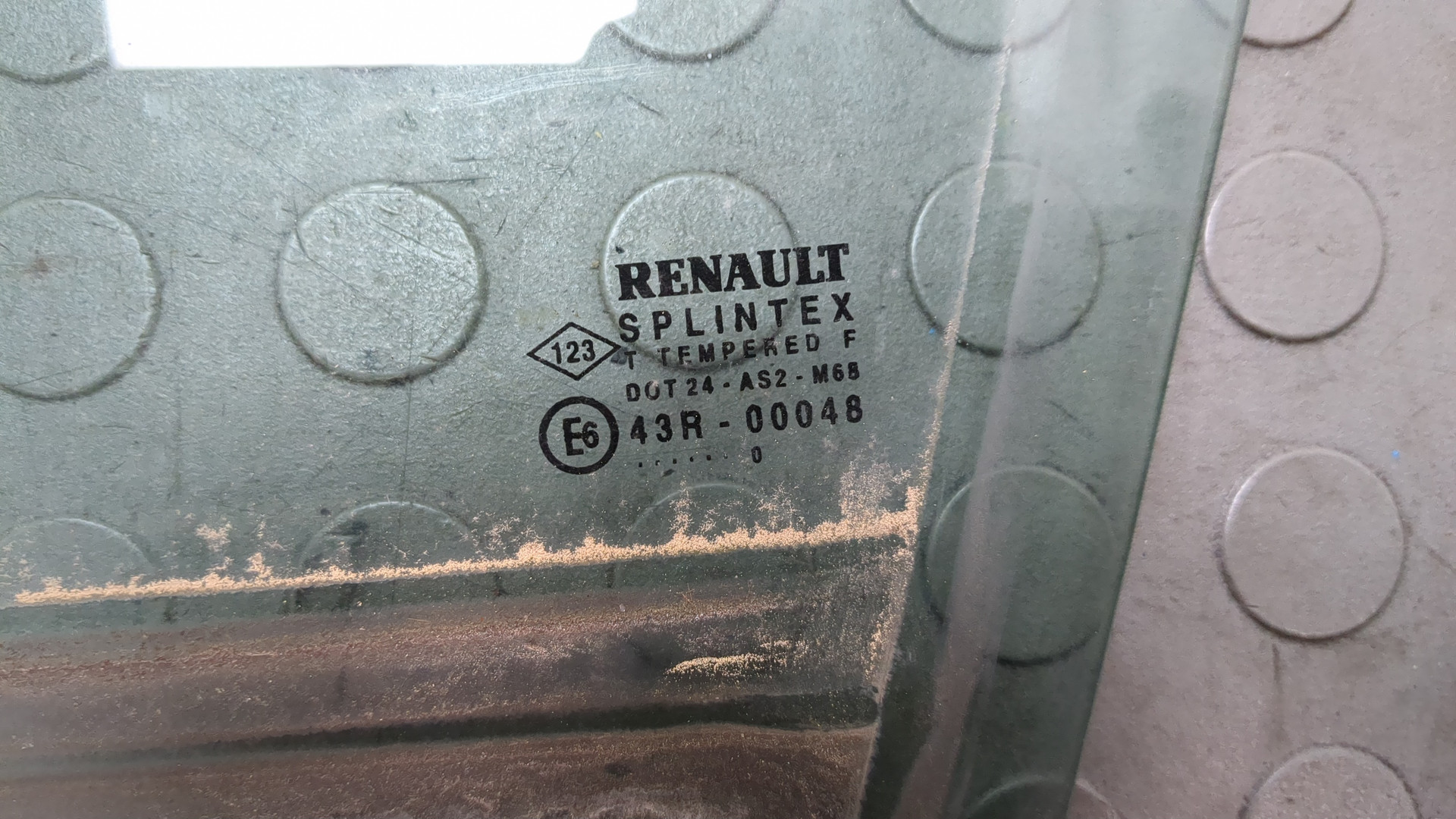 Стекло двери передней левой